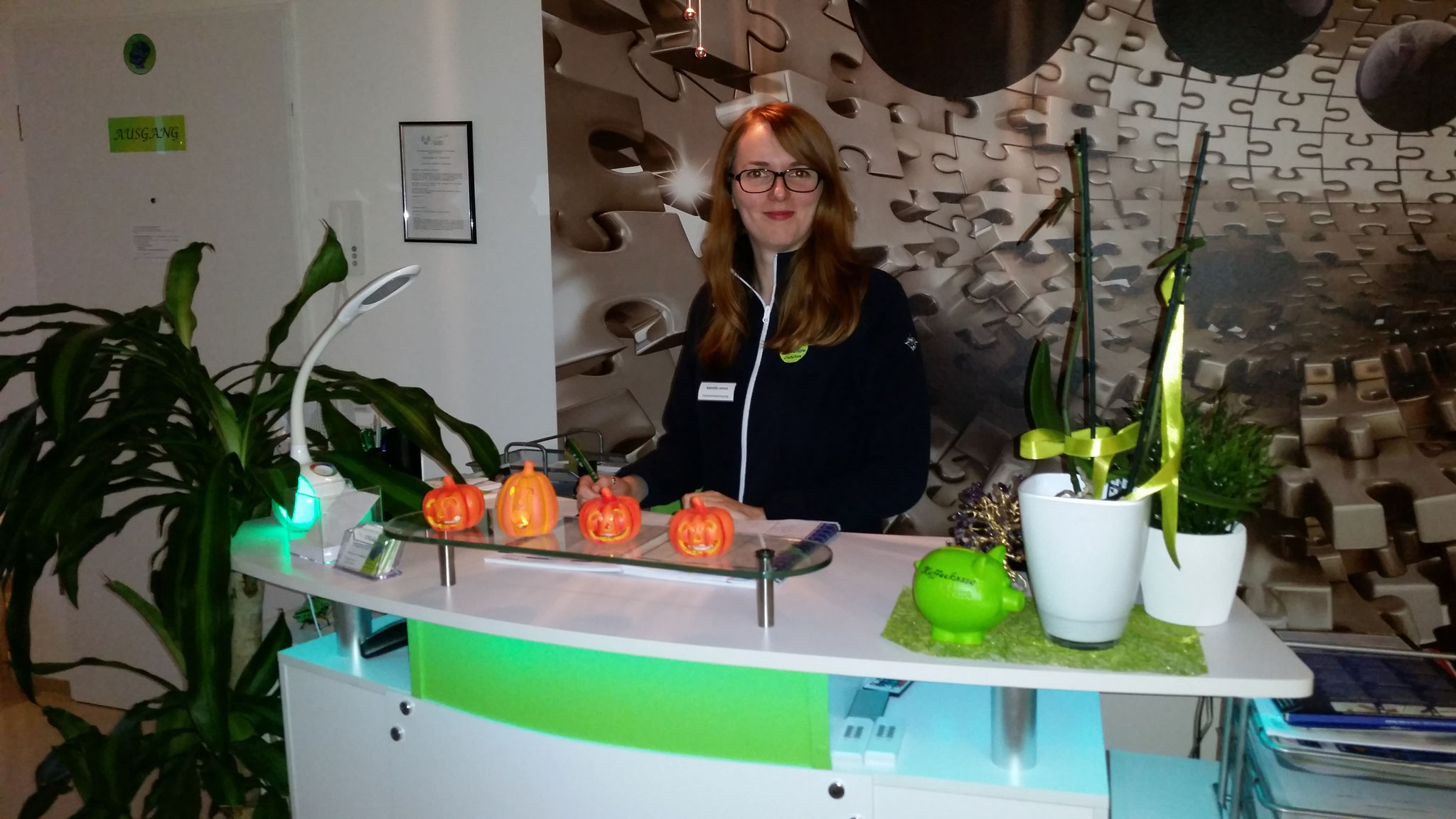 Ihr Wohlbefinden liegt uns sehr am Herzen. Unsere Praxismanagerin Frau Jonca ist für Sie da.