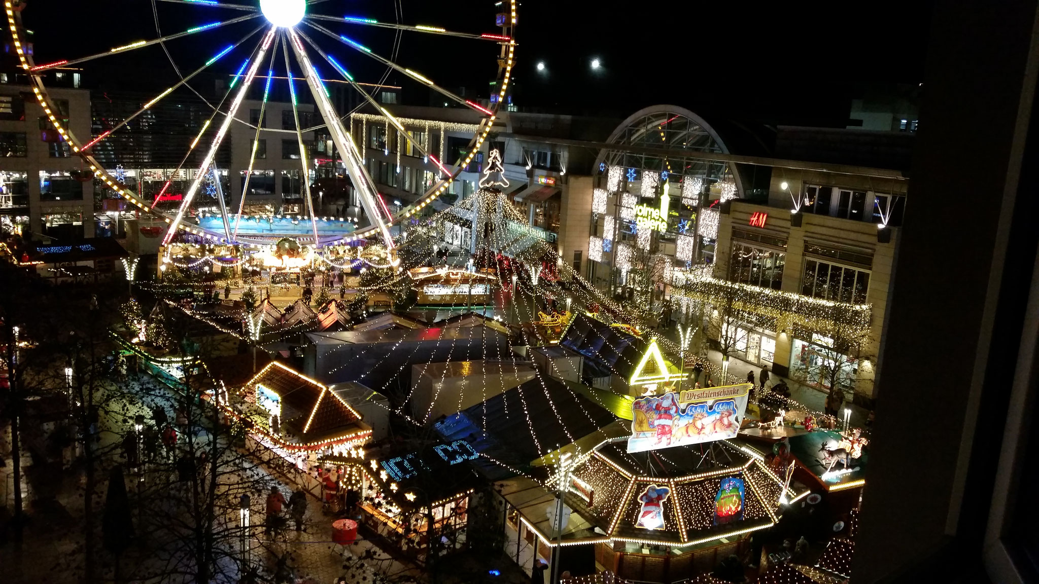 Blick aus dem Fenster. Weihnachten in Zentrum Hagen.