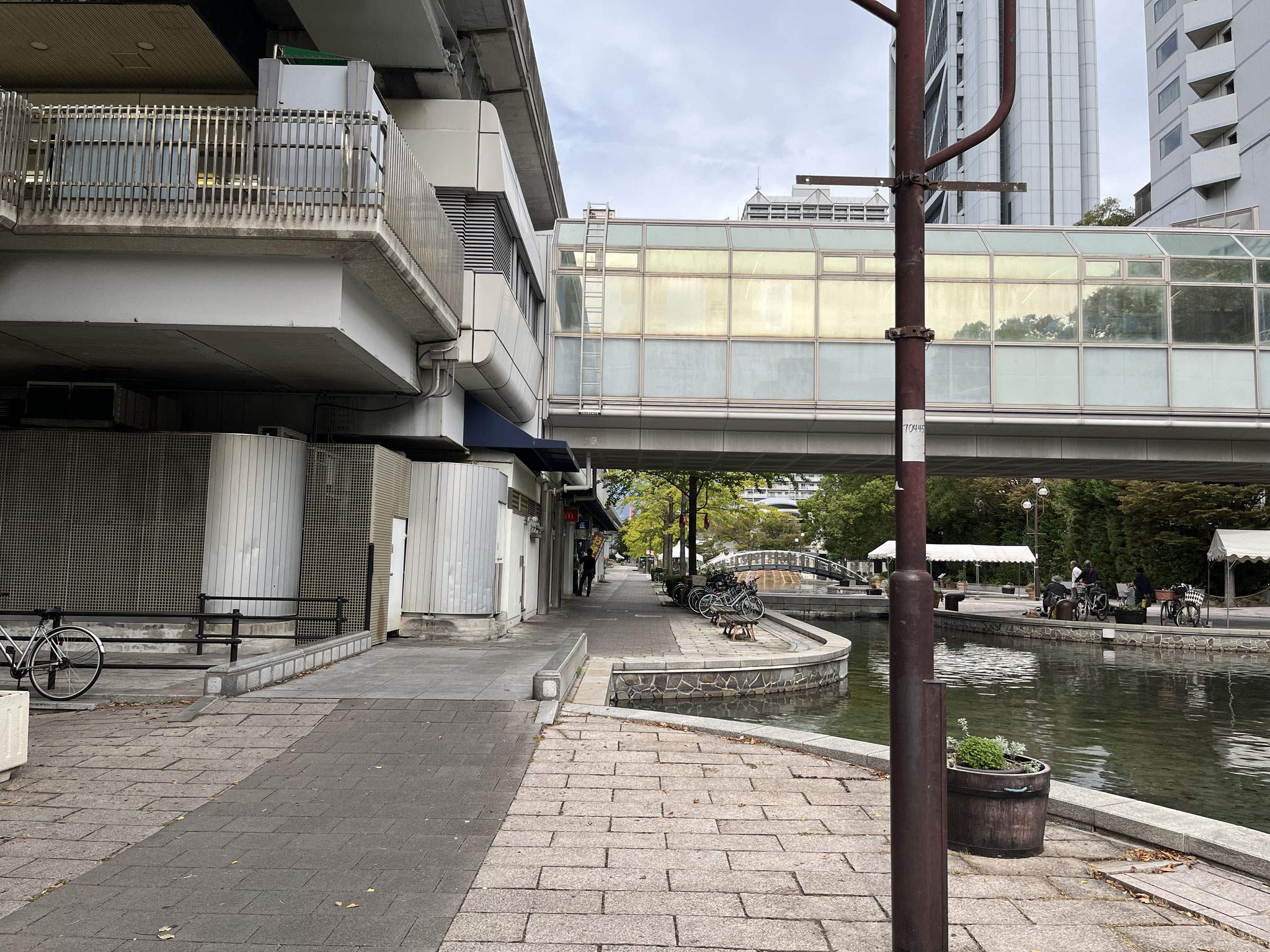 川沿いの道を川を右手に進みます。