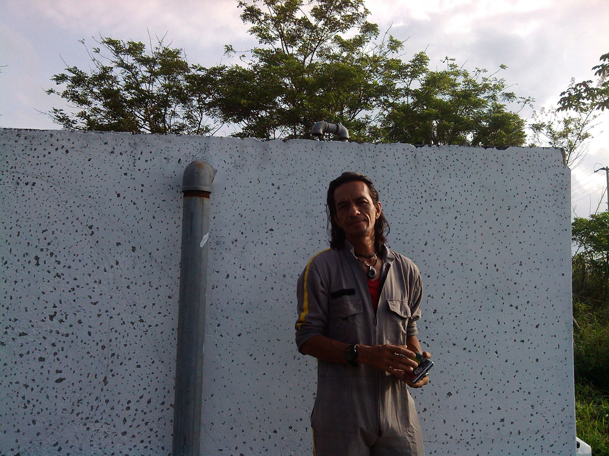 Francisco javier Vargas Valencia. Artista plástico. Elaboró el mural en mosaico, mandala del agua, en el tanque mirador. 2016.