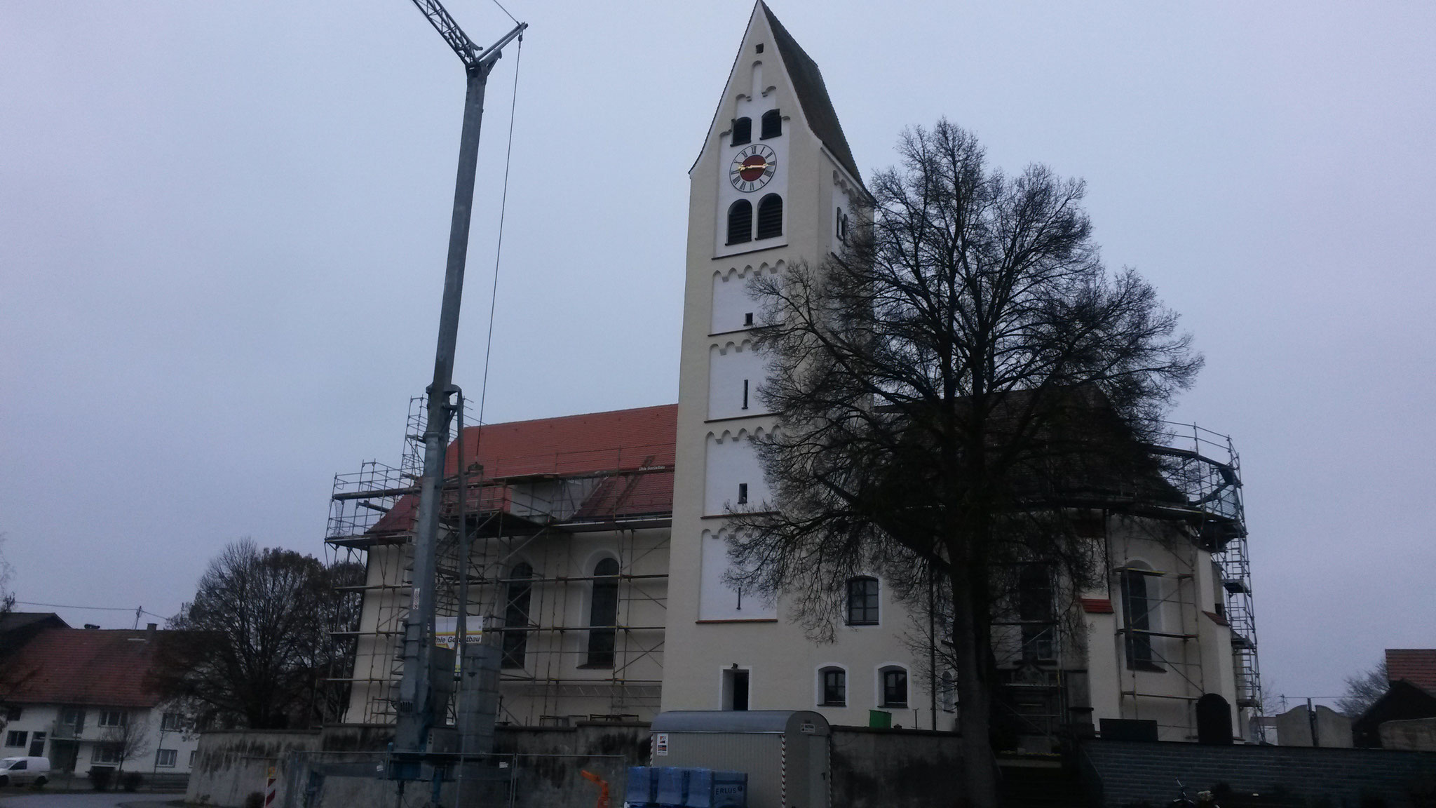 Neue Dachplatten für das Kirchenschiff