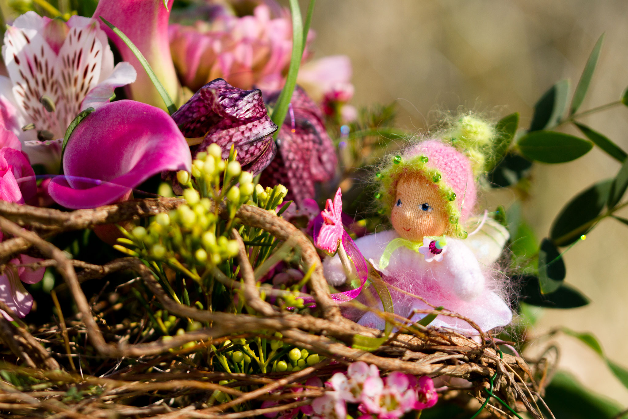Elfe mit Blütenkleid und Blumenkranz im Haar