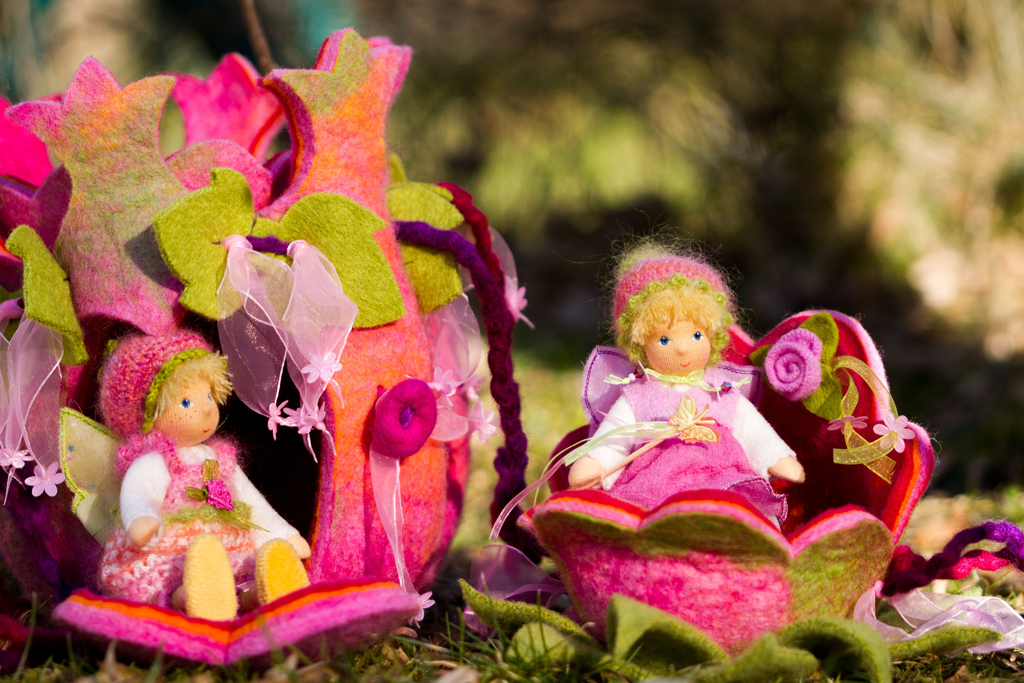Frühlingselfe mit Tulpe – Andrea Rath Wichtelwerkstatt