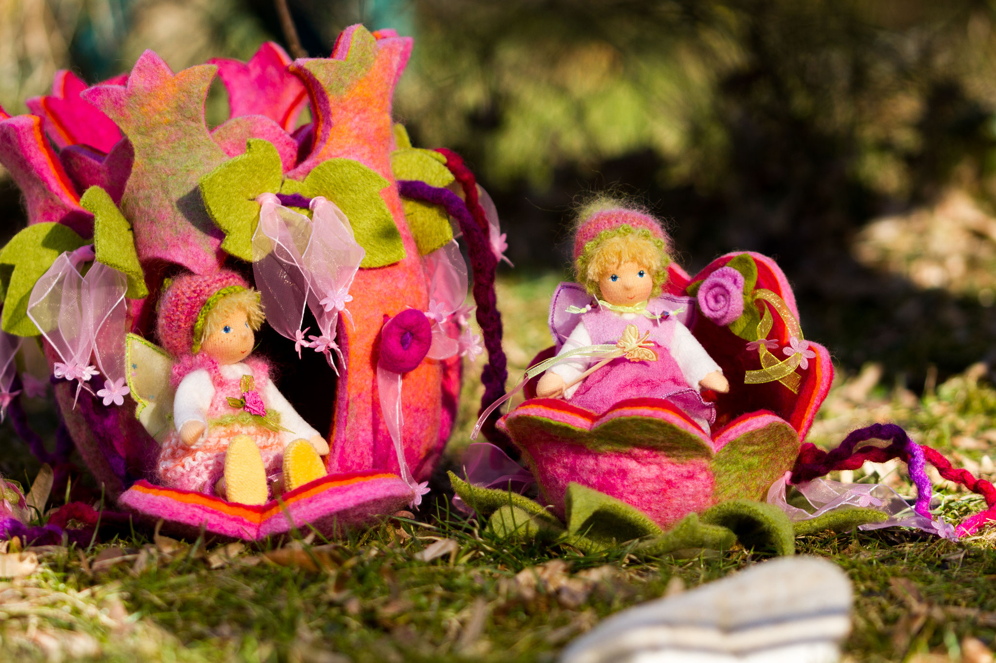 Stoff-Behausung Blütenkelch rosa-grün auf Moos