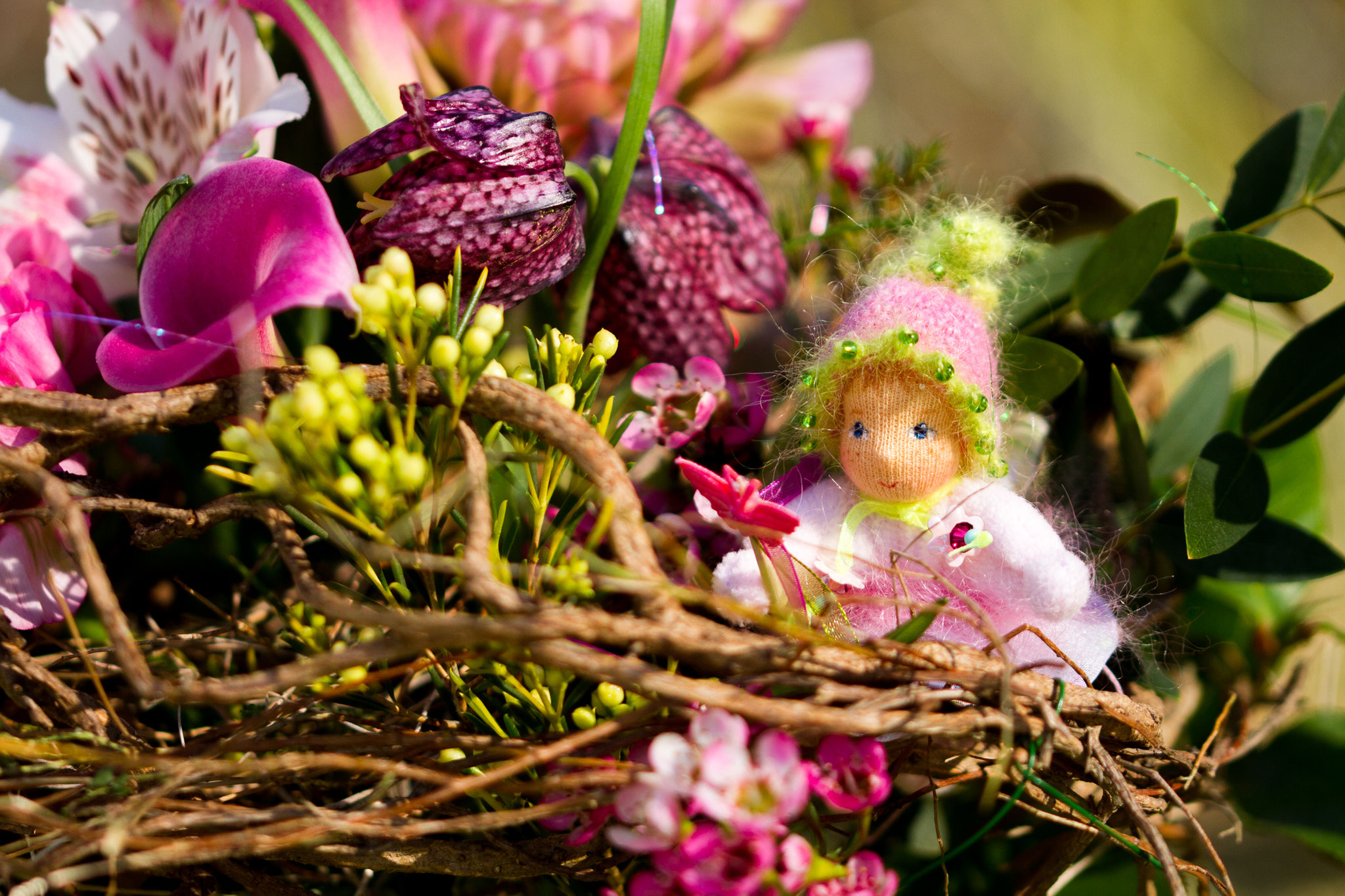 Rosa Frühlingselfe mit Stoff-Schmetterlingsflügeln