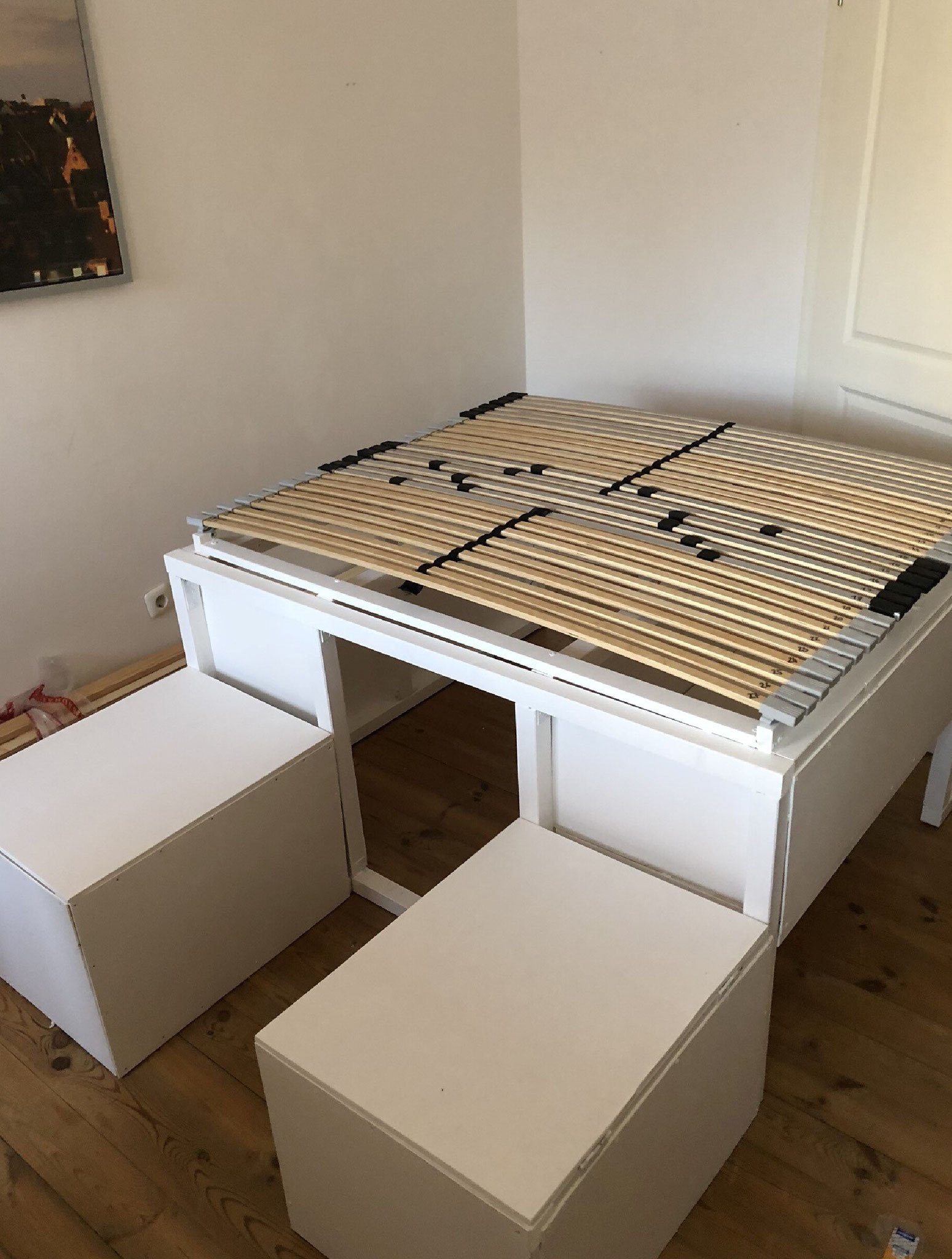 Bett mit festmontierten Lattenrost inkl. Sitzbank 