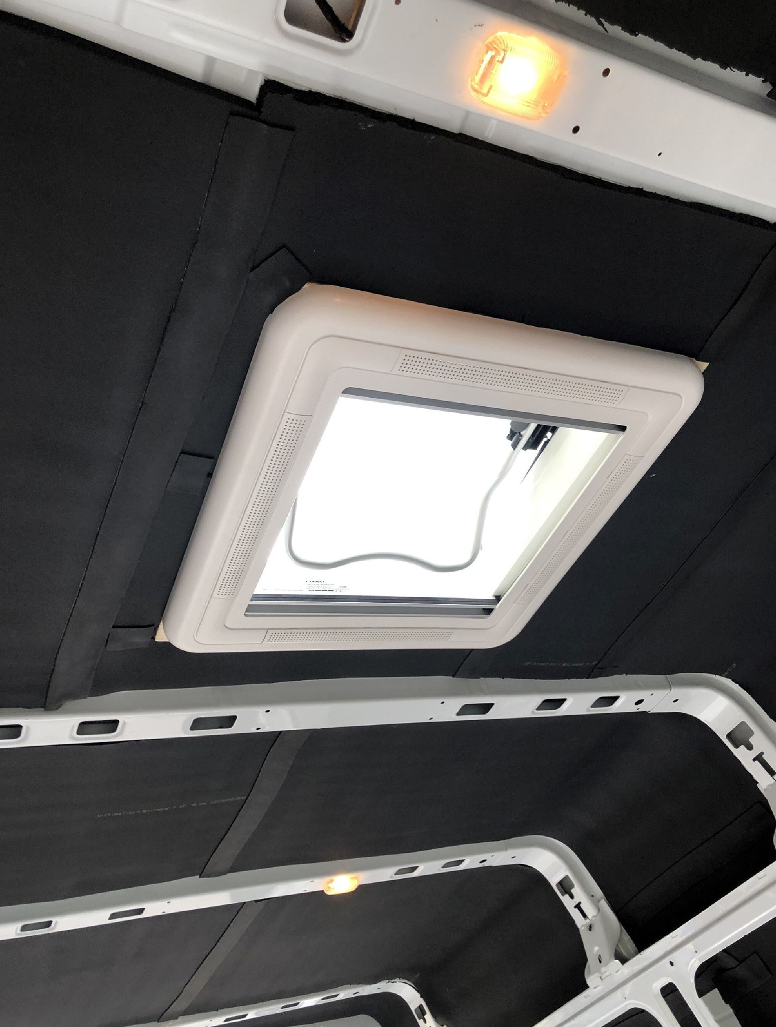 Rahmen und Fenster anschrauben 