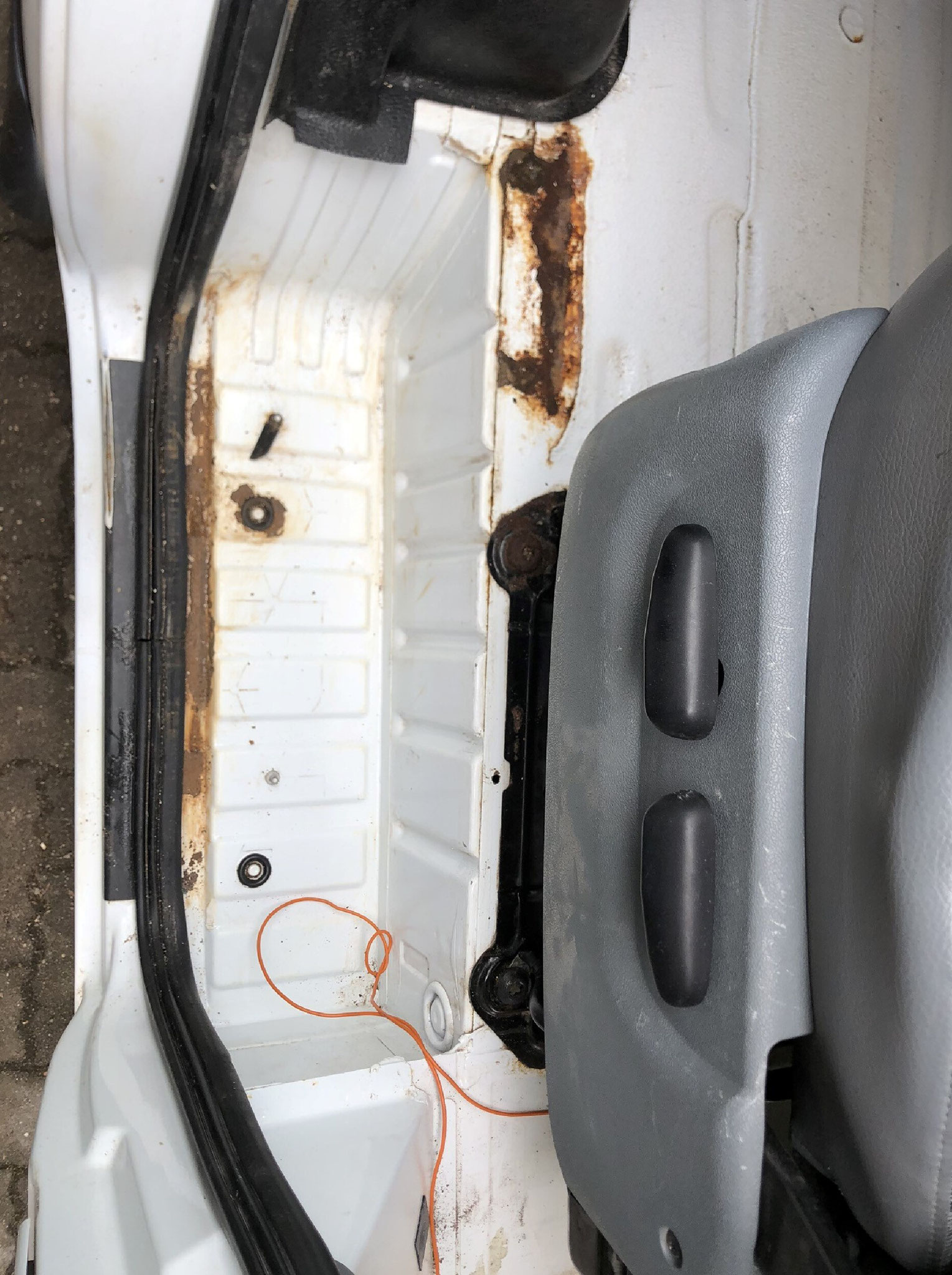 Rost der noch nicht abgetragen ist  (Fahrerhaus auf der Fahrerseite)