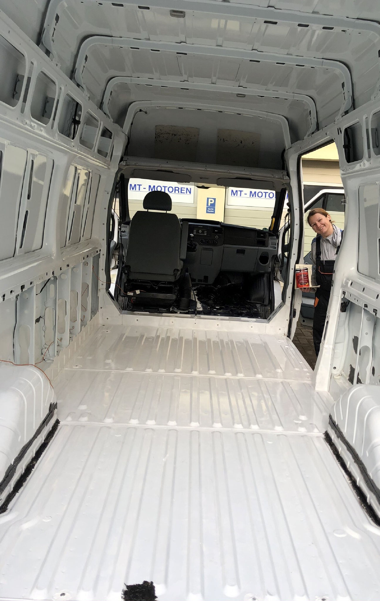 Teerpampe an ehemaligen Roststellen sowie auf dem Boden im Fahrerhaus aufgetragen 