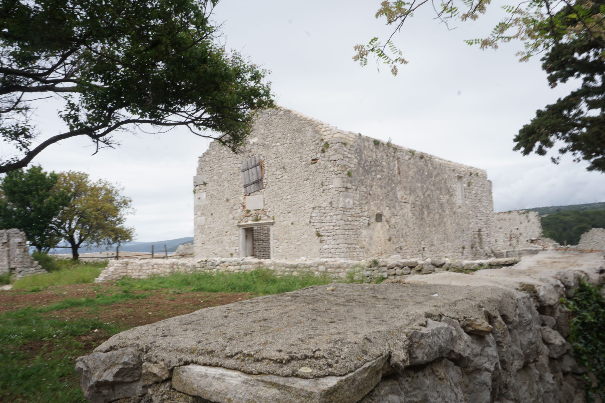 Weitere Ruinen der Stadt Osor, hier fanden zahlreiche archäologische Grabungen statt