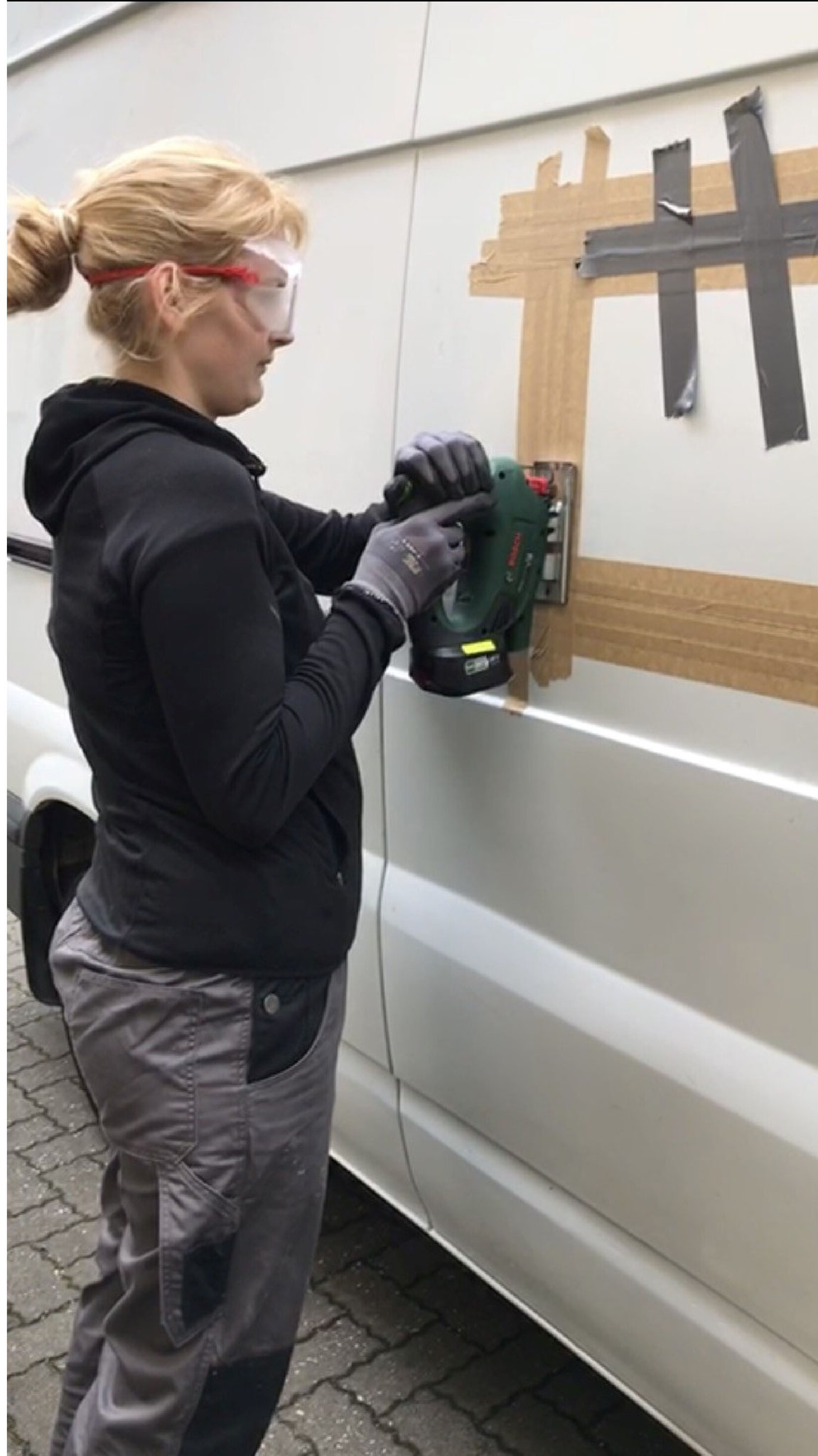 Stichsäge in die vorgebohrten Löcher stecken und los sägen #MirGingDerArschAufGrundeis