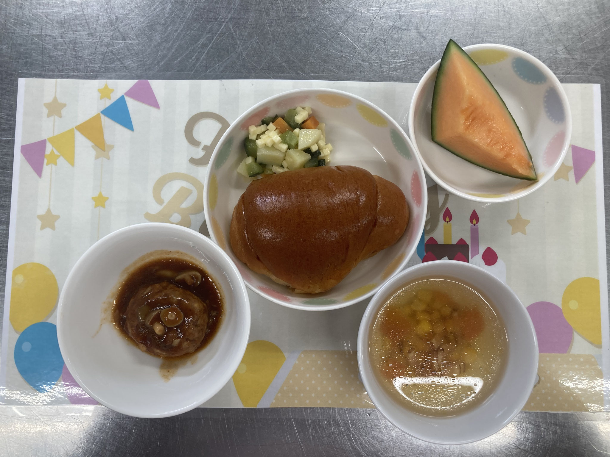 煮込みハンバーグ＆コロコロチーズのサラダ