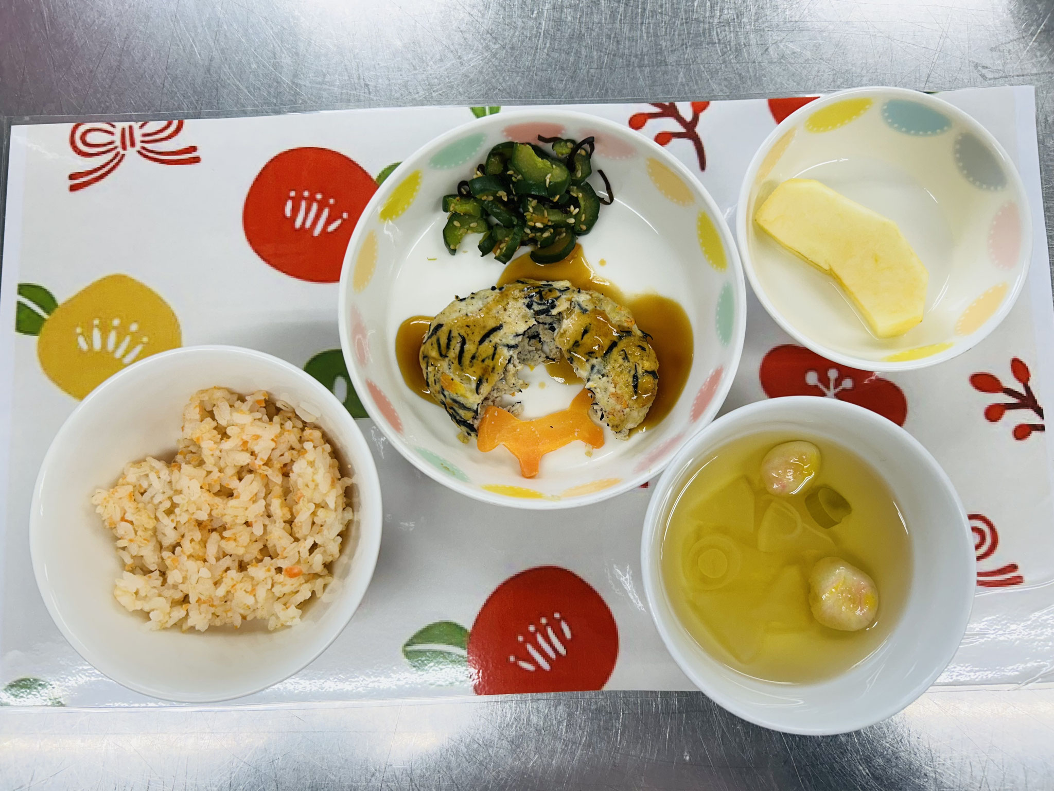 おみくじハンバーグ、きゅうりの塩こんぶ和え、すまし汁、りんご