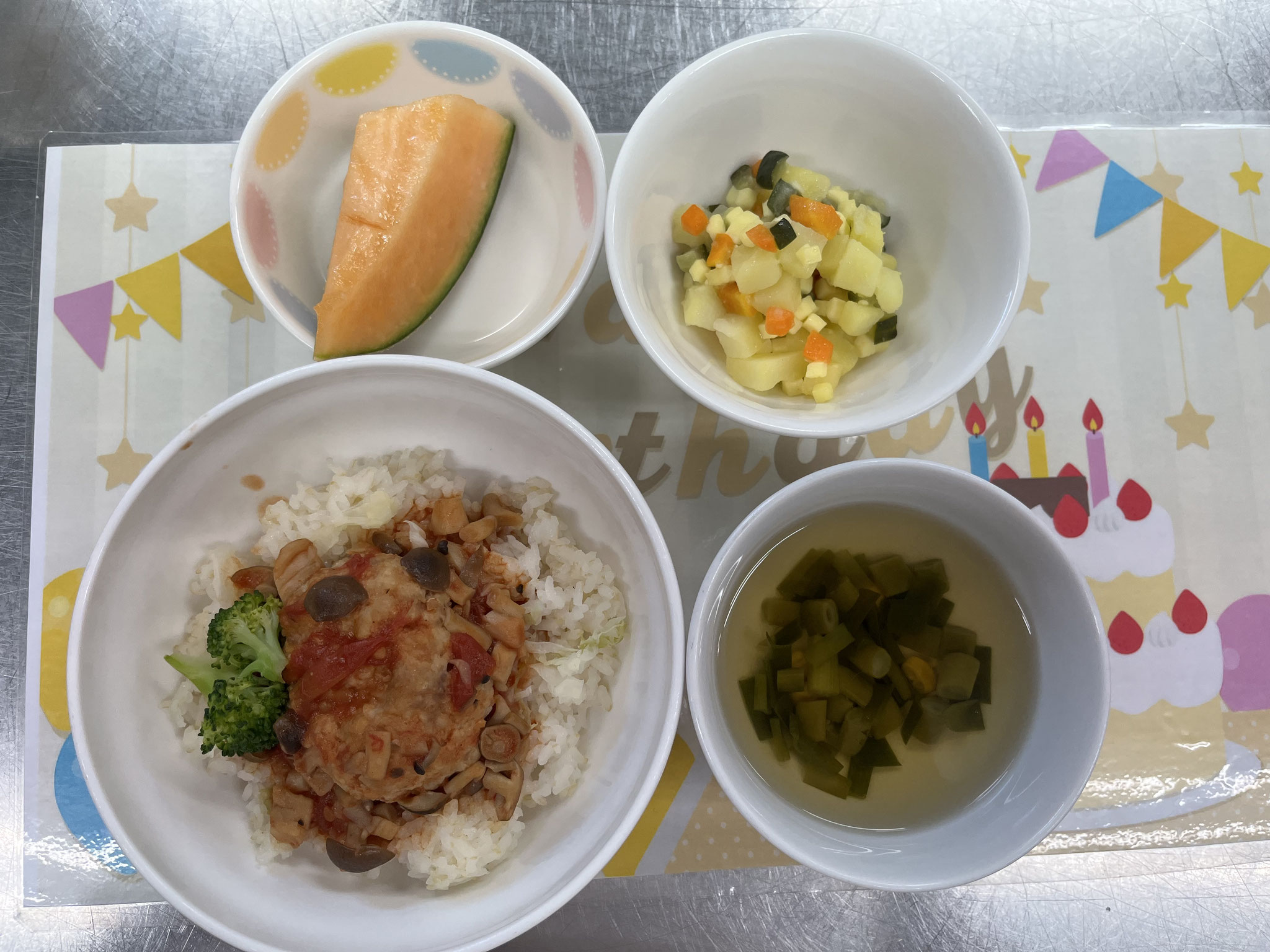 ロコモコ丼＆コロコロチーズのサラダ