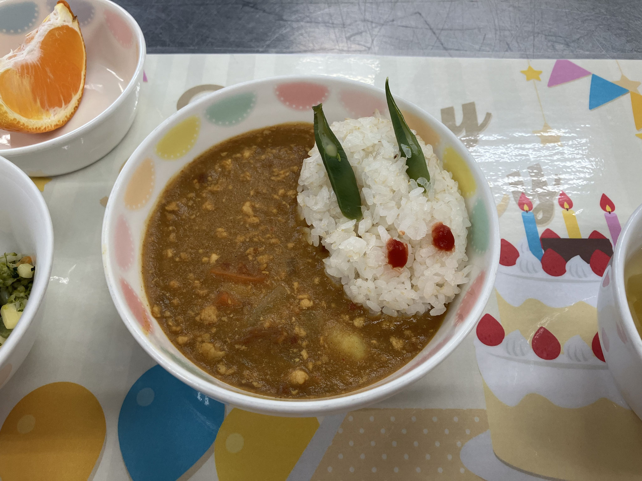 うさぎカレー、いんげんの耳＆ケチャップのおめめ