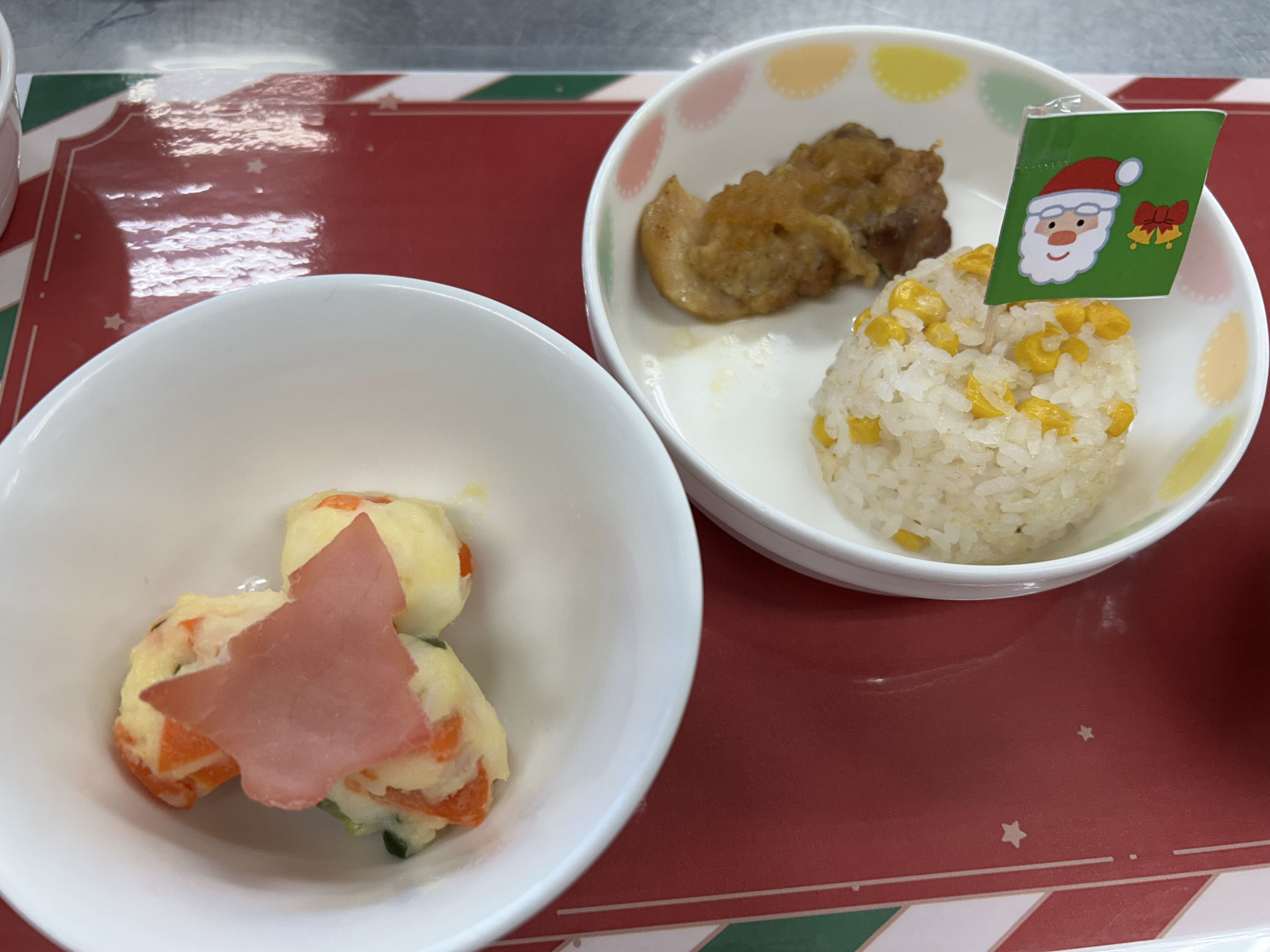 ハムのクリスマスツリーと手作りサンタフラッグ