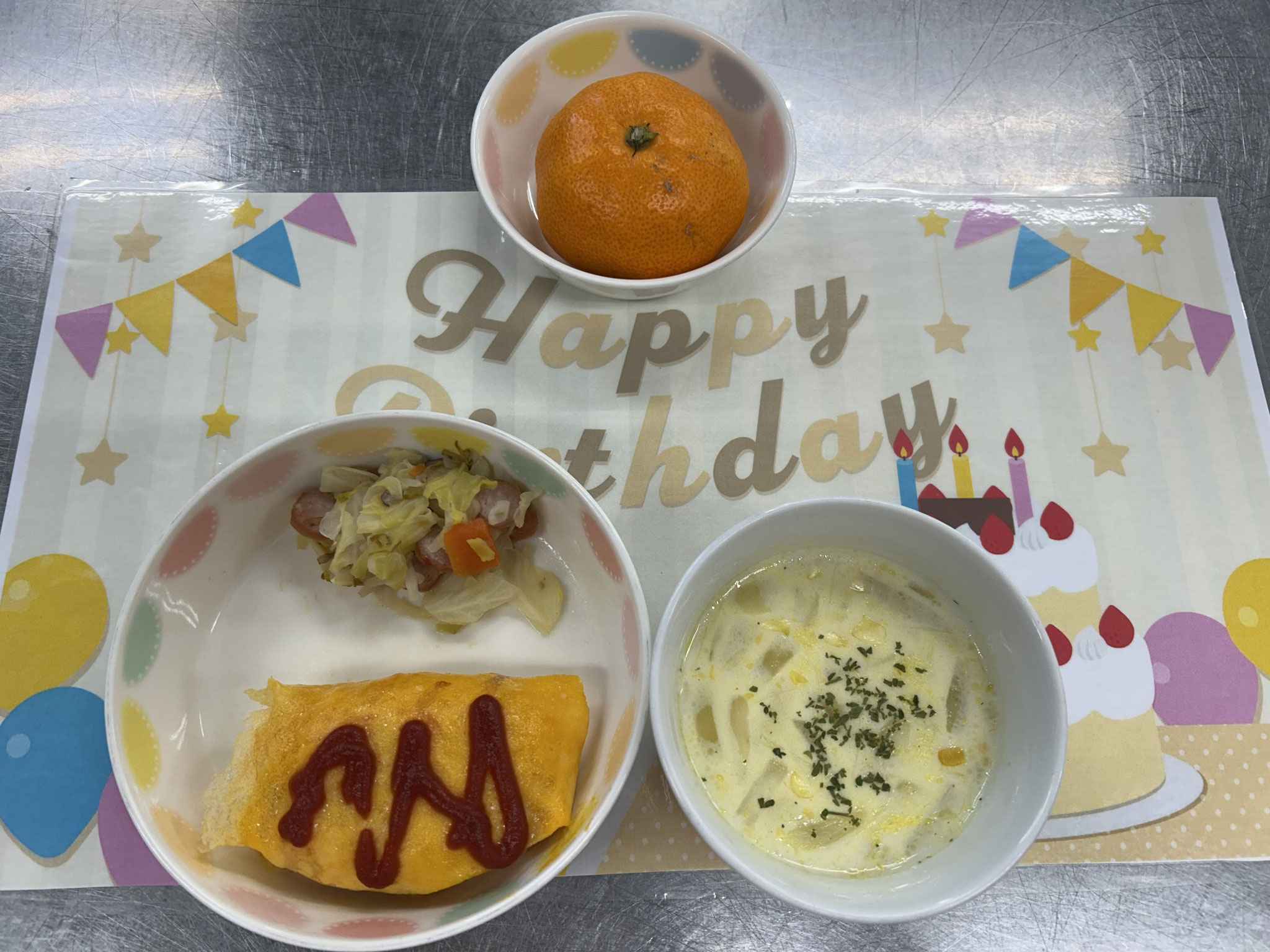オムライスとウィンナーと野菜ソテー、コーンスープ