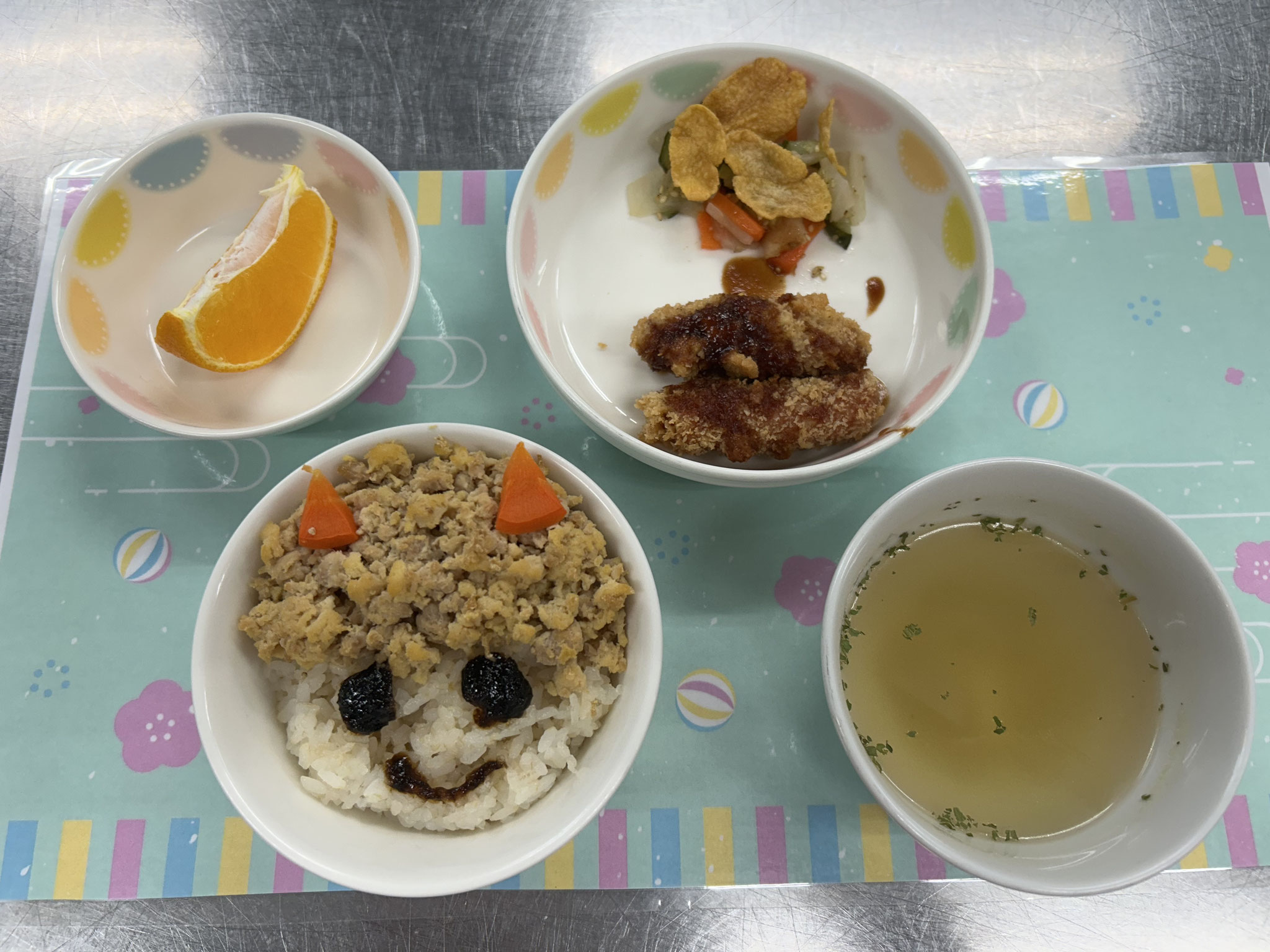 おにごはん、ウィンナーフライ、だいこんのパリパリサラダ、オニオンスープ、でこぽん