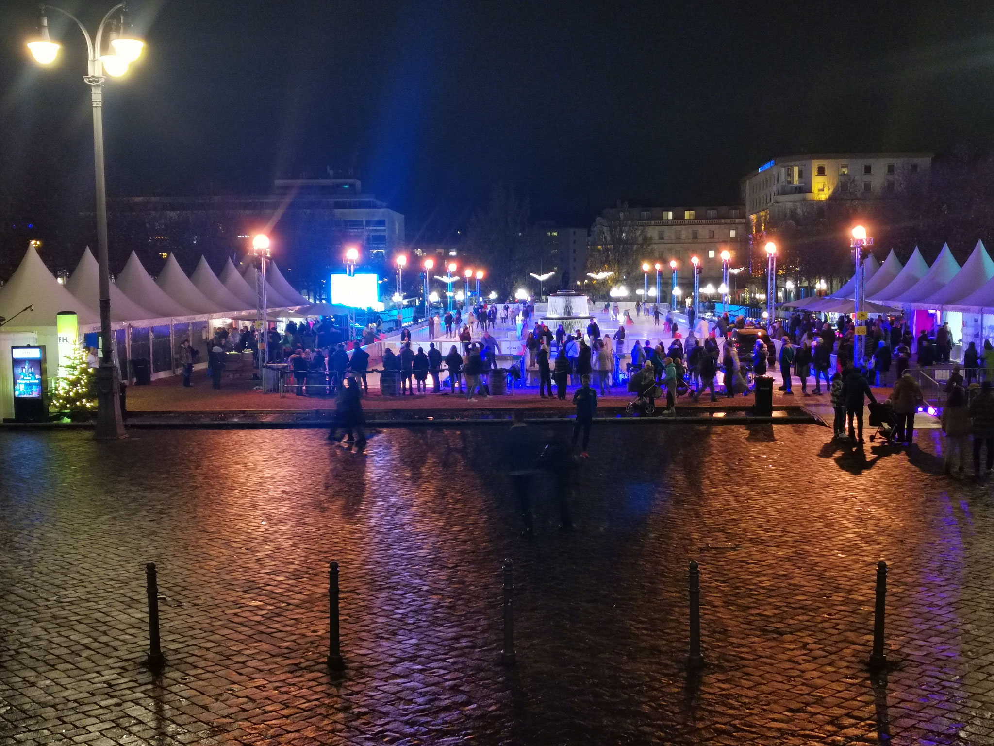 Eisbahn vor dem Casino.