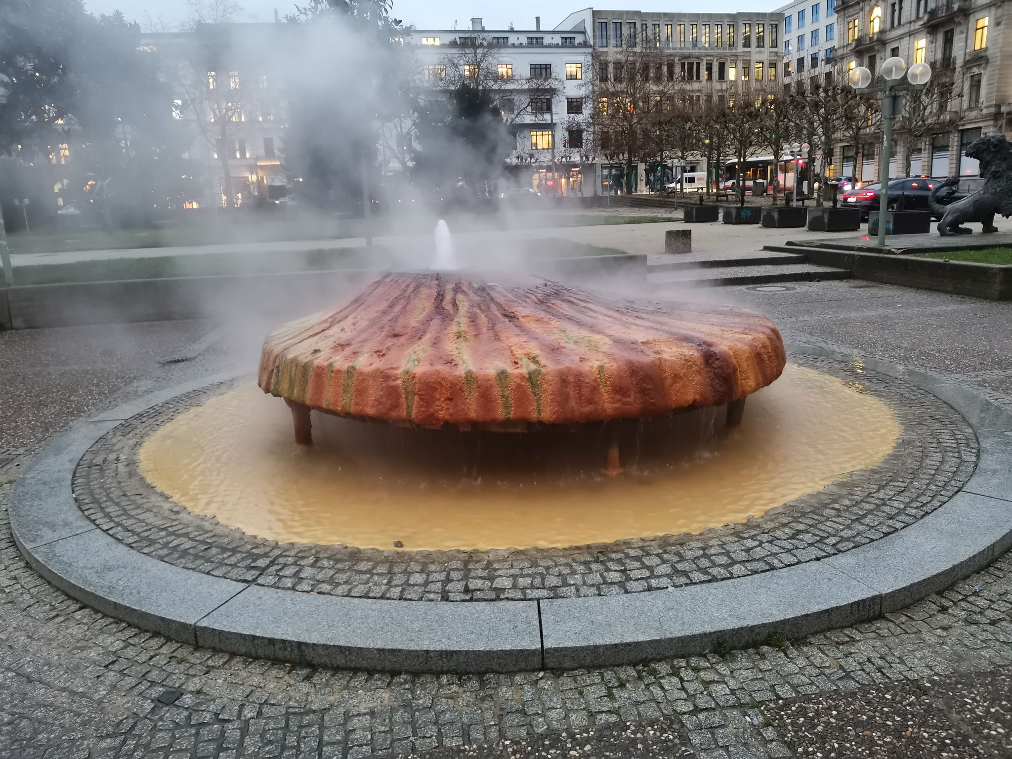 Der mineralhaltige Kochbrunnen mitten in Wiesbaden.