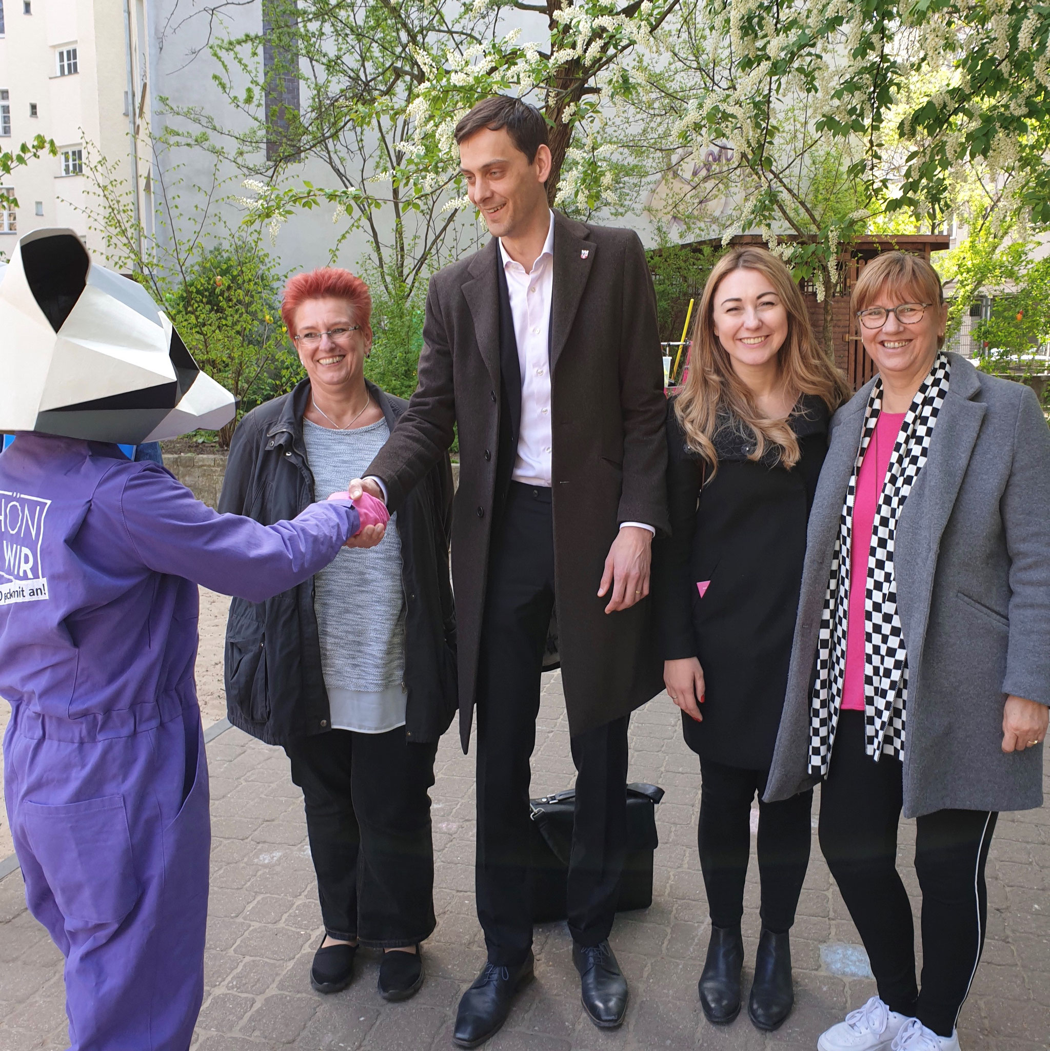 Maskottchen Lilo, Kitaleiterin Martina Valjevcic, Bezirksbürgermeister Martin Hikel, Emina Huskić (BA Neukölln) & Fachberaterin Ute Bayram