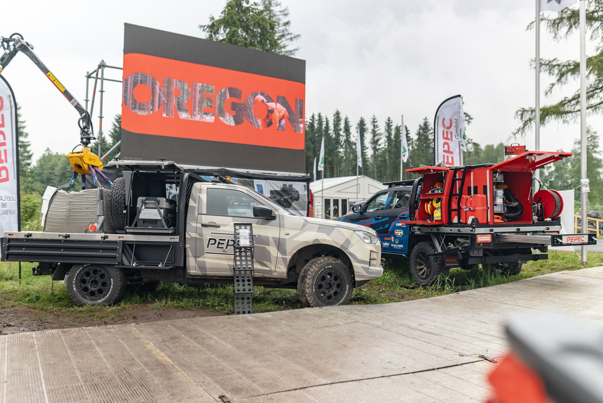 PEPEC Pickup-Umbauten auf der KWF Tagung mit Flatbed mit Basic Box und Feuerwehr-Einsatzfahrzeug