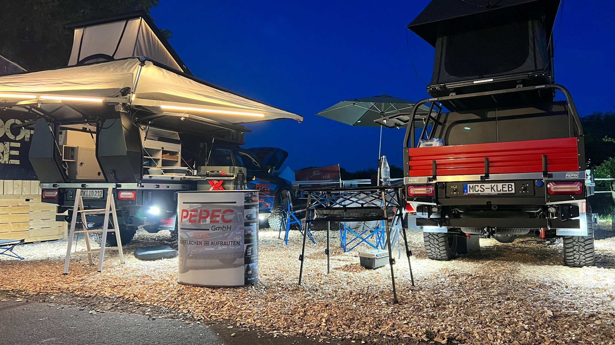 Flatbed Camper und Pickup mit Dachzelt auf Isuzu D-MAX, ideal für Offroad-Camping