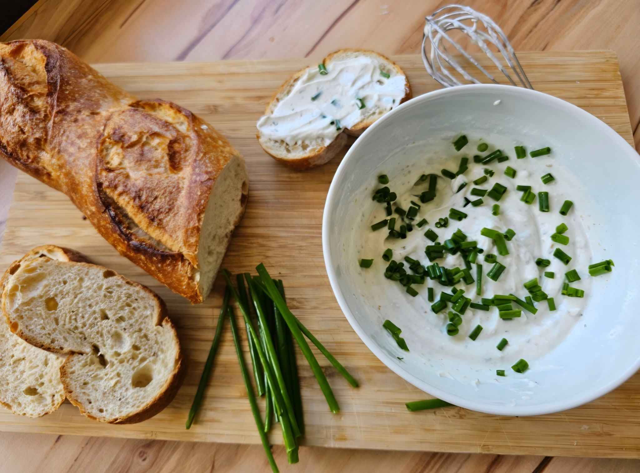 Frischer Kräuterquark mit Schnittlauch und Petersilie in einer Schale