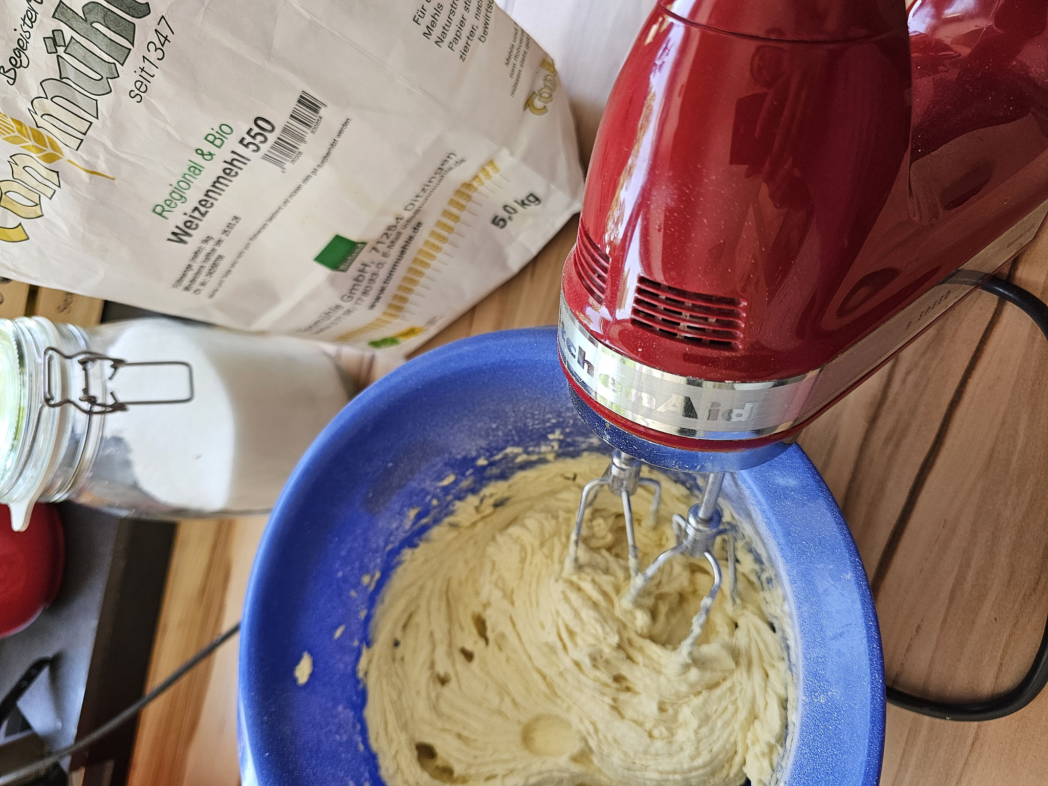 Teig schlagen für Johannsbeer Blechkuchen
