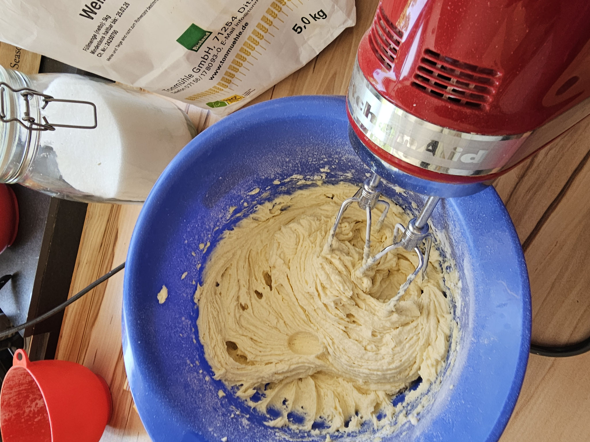 Teig für Johannisbeer Blechkuchen fertig stellen