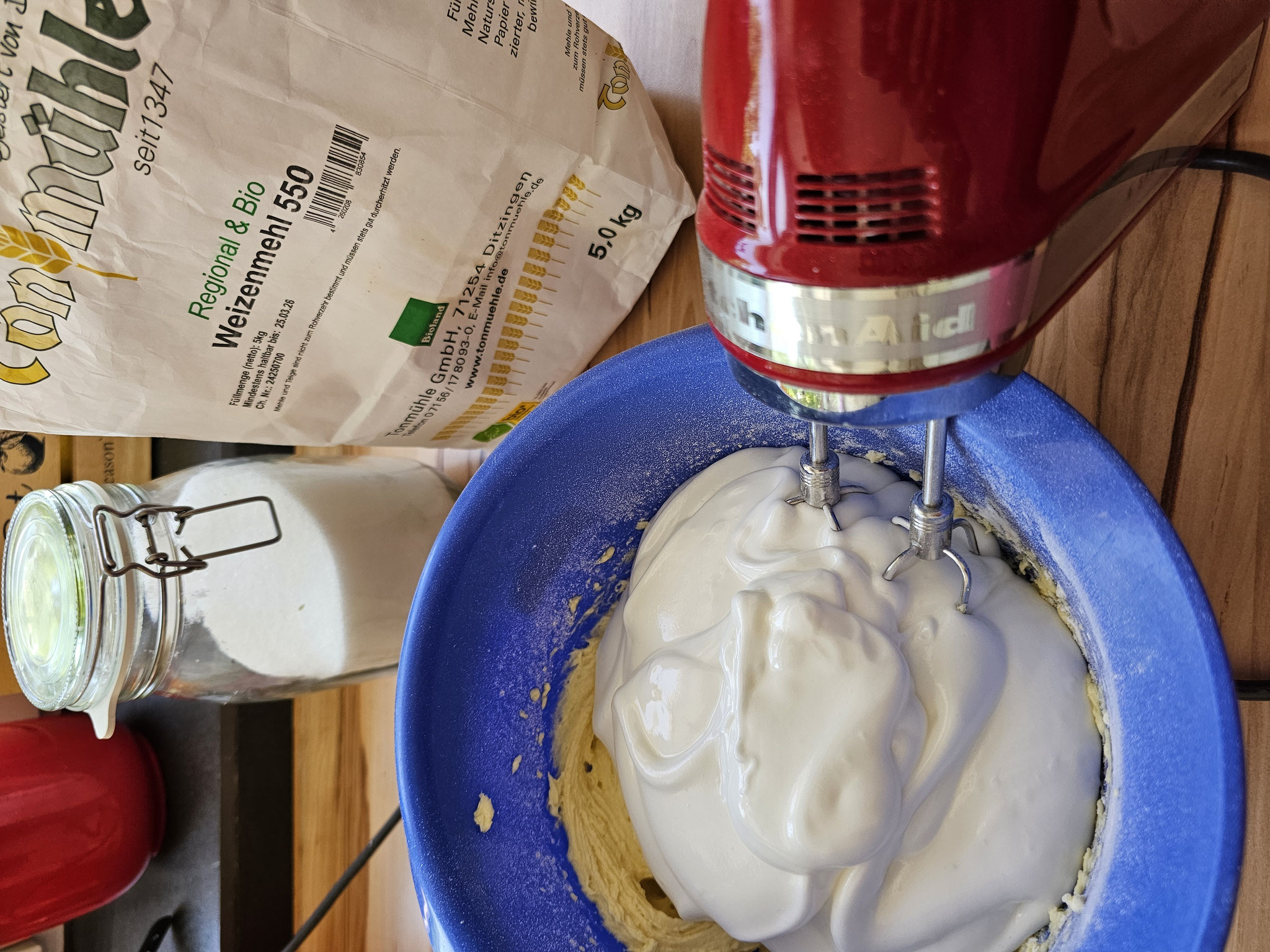 Eischnee hinzufügen zum Teig für Johannisbeer Blechkuchen