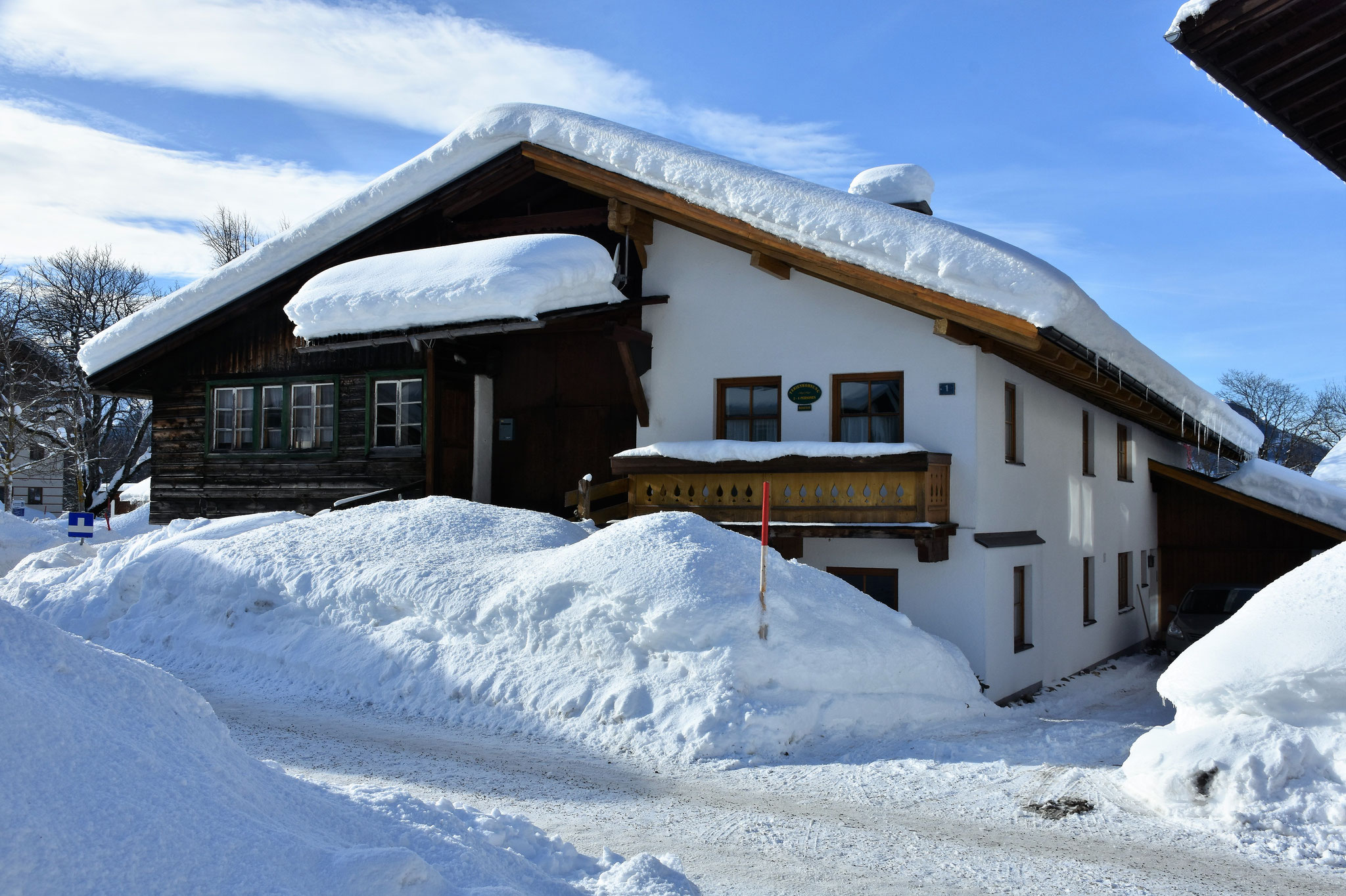 Ferienhaus Durstberger Ehrwald - Winter-Ansicht mit Parkplatz