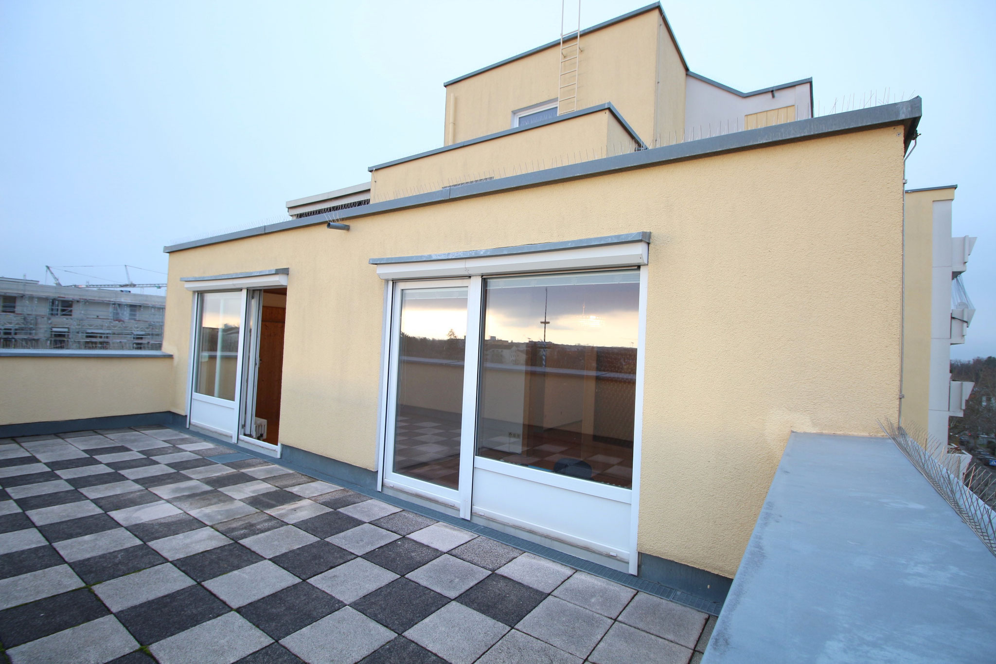 *verkauft* Flexibles Apartment mit riesiger Dachterrasse und Blick über Oberschleißheim