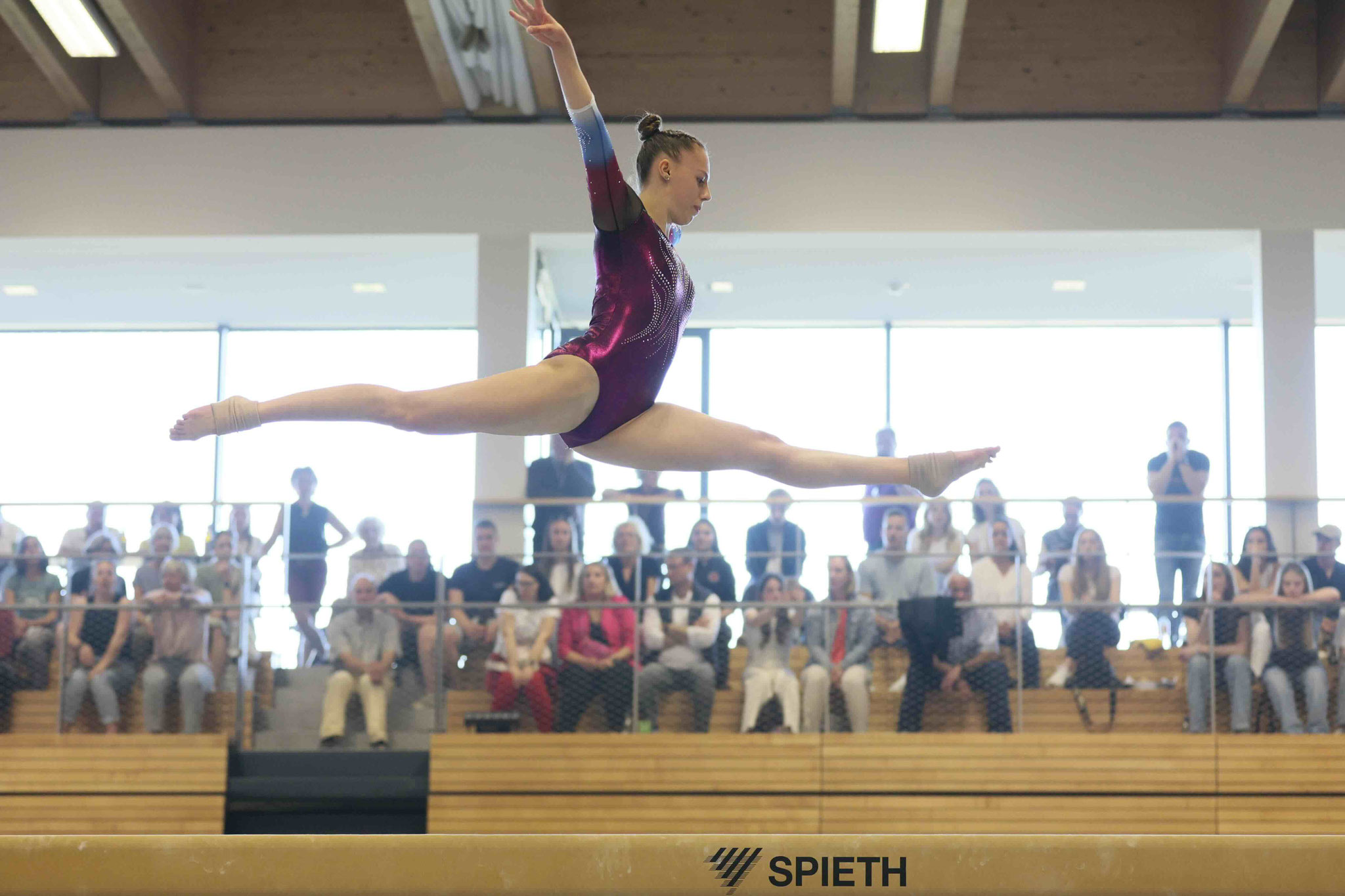 Spagatsprung am Schwebebalken am AÜW AlpenCup 2024