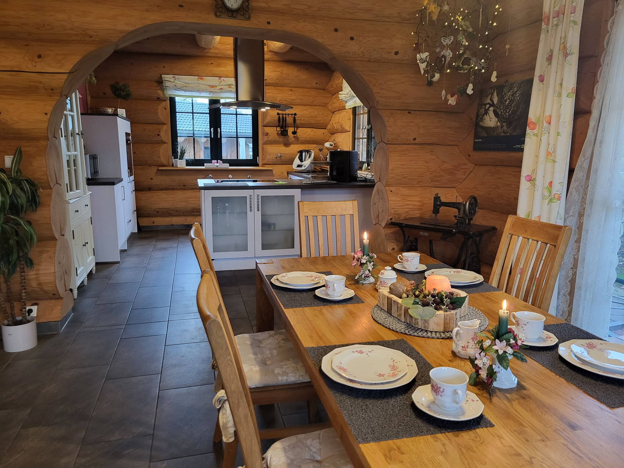 Kanada-Blockhaus Edersee Esstisch