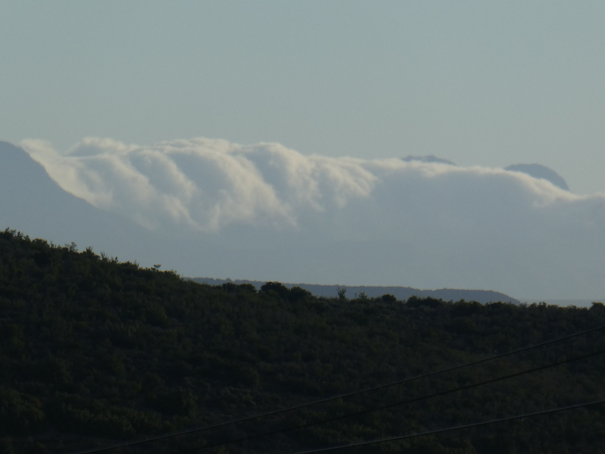 Wolken kommen über die Bergkuppen