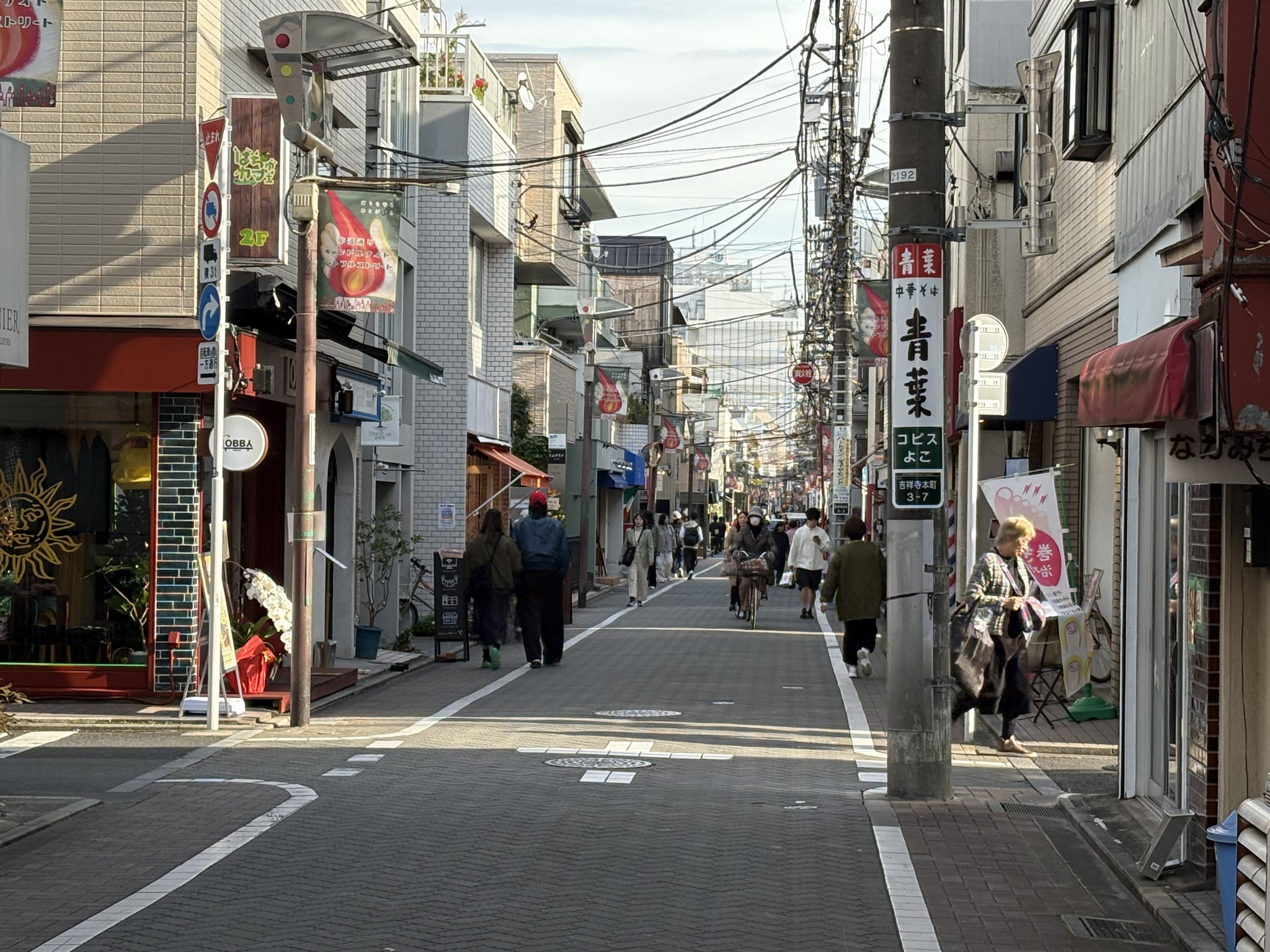 中道通りの雑貨店