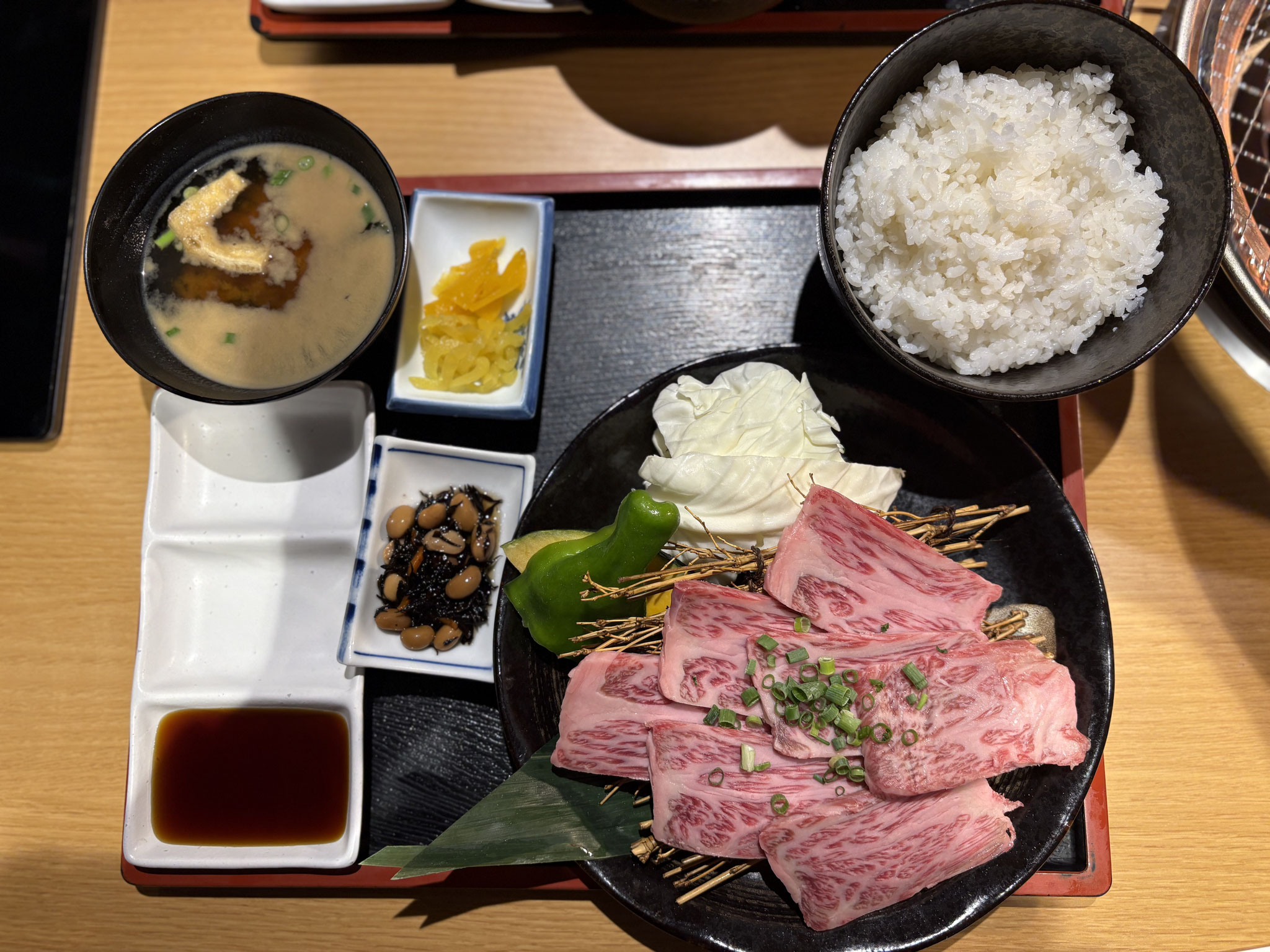 大衆焼肉骨付鳥金牛