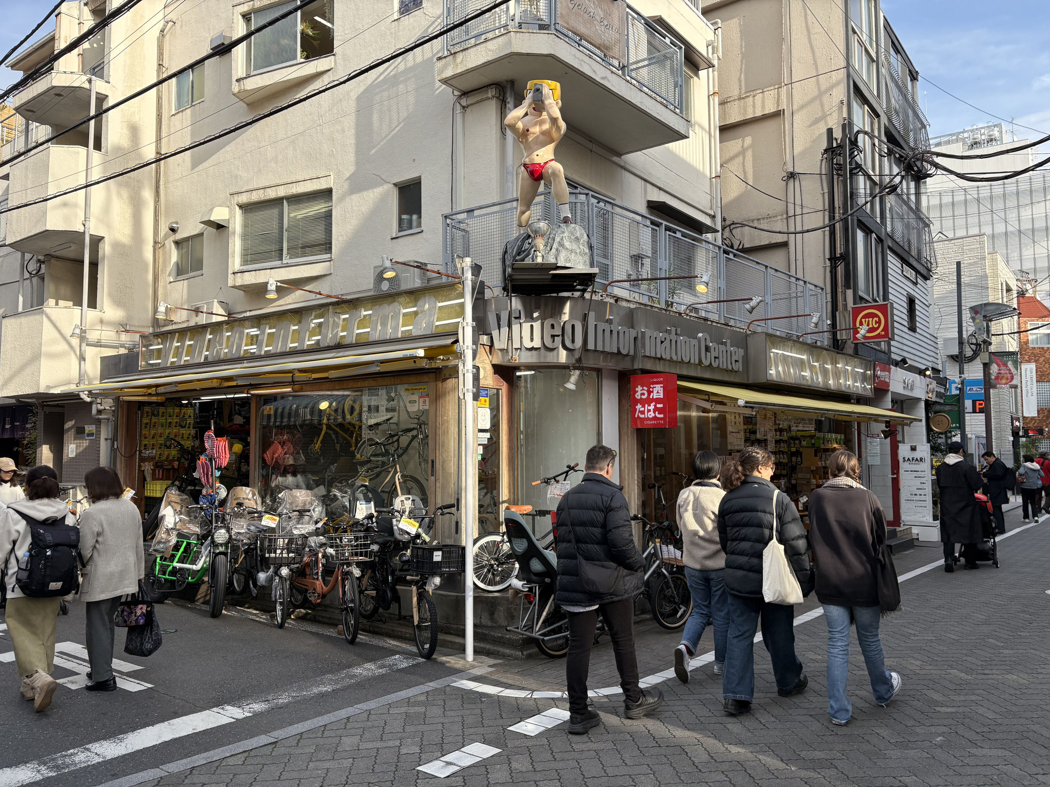 中道通りの雑貨店