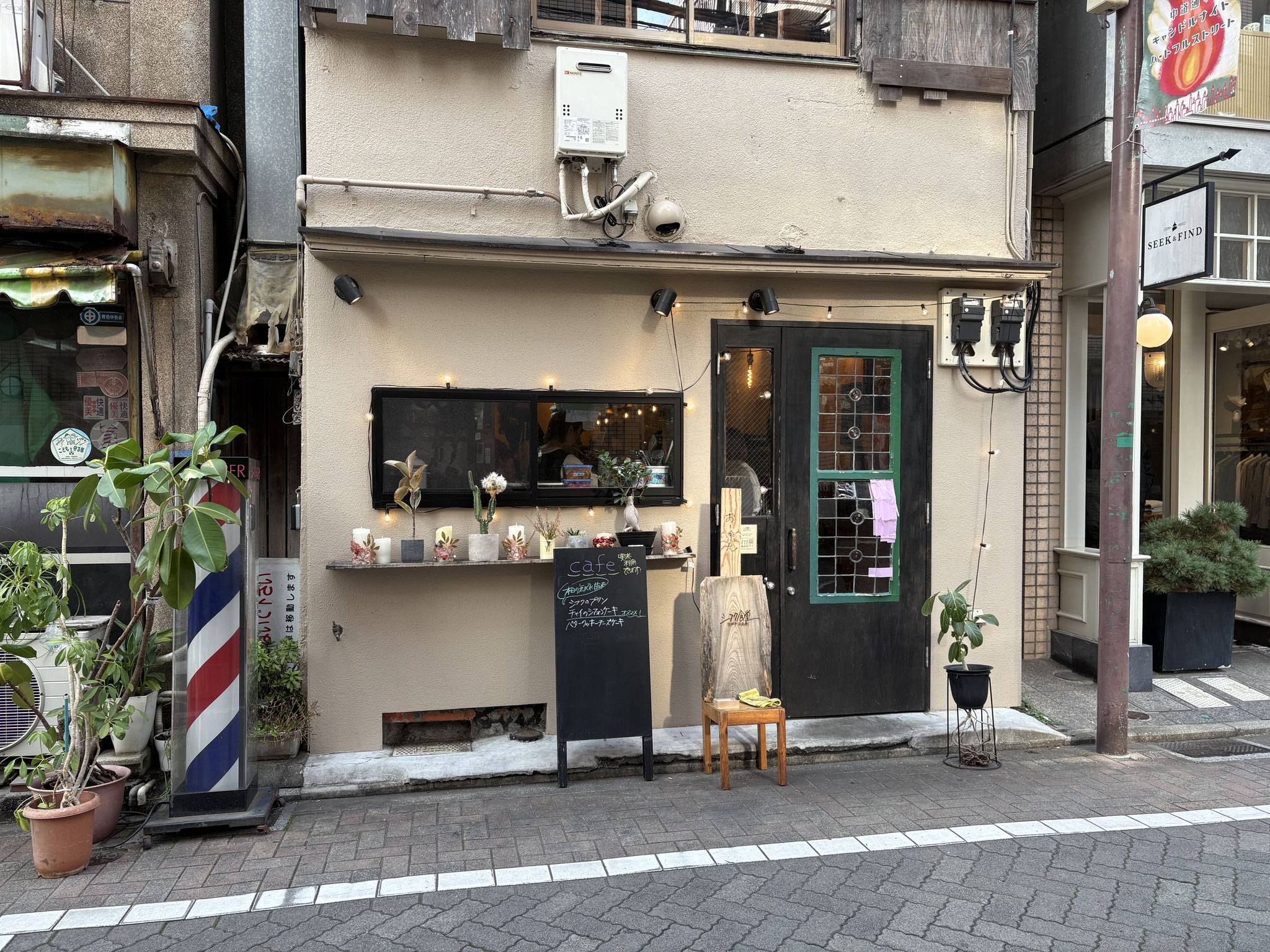 中道通りの雑貨店