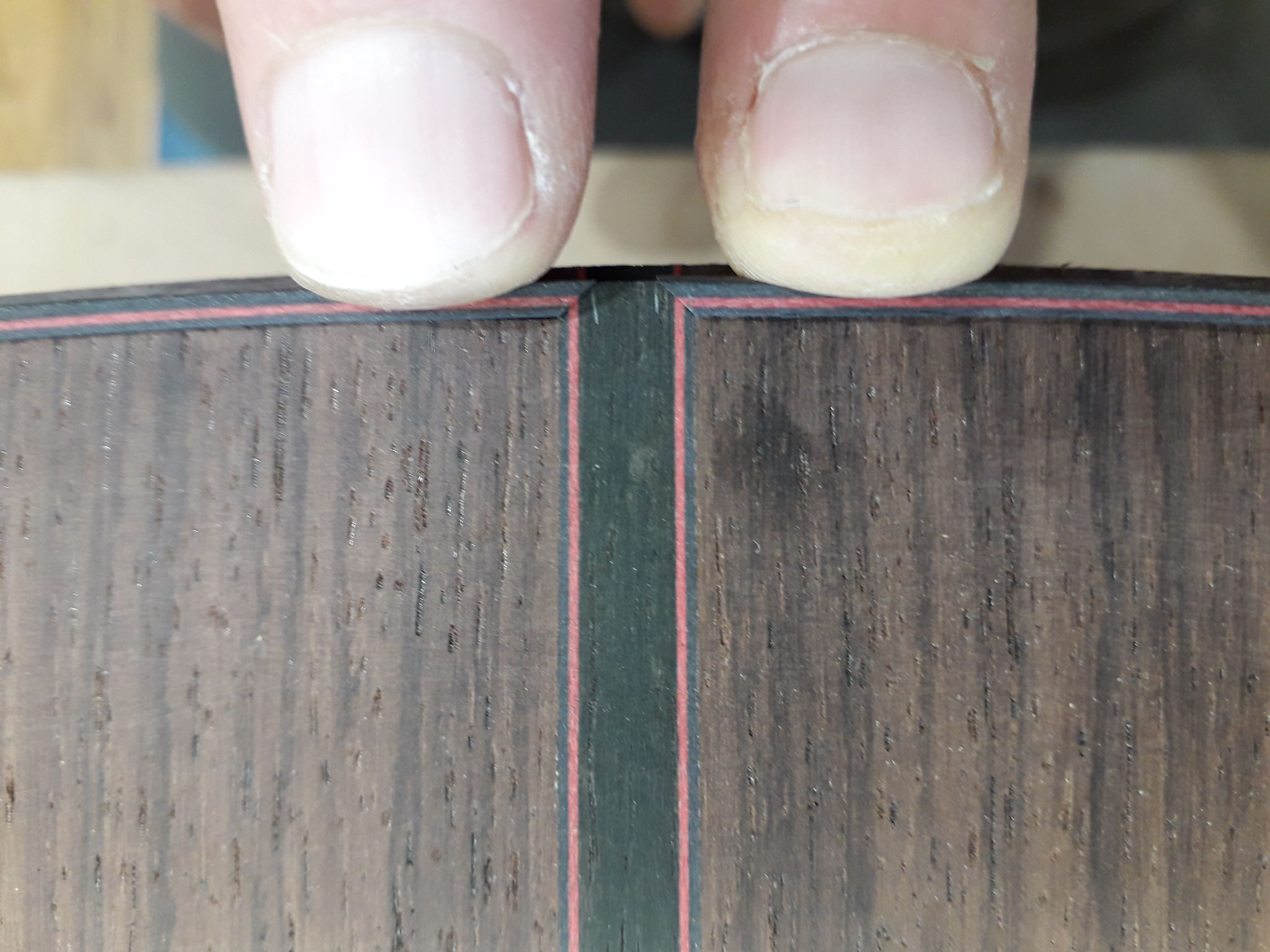 Ultra-precise adjustment of the bindings on the sides with those on the back of a guitar