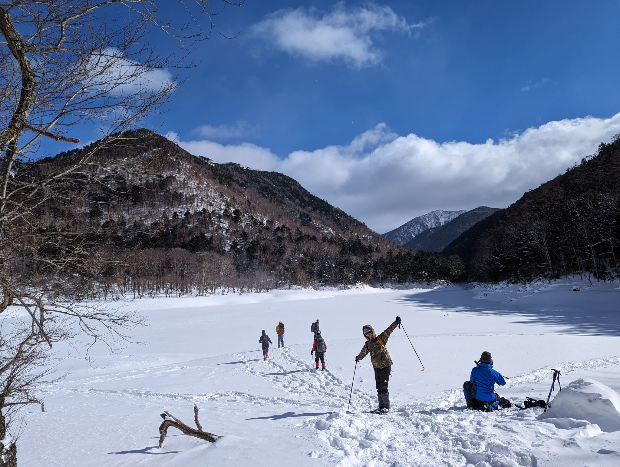 刈込湖の湖面をハイキング