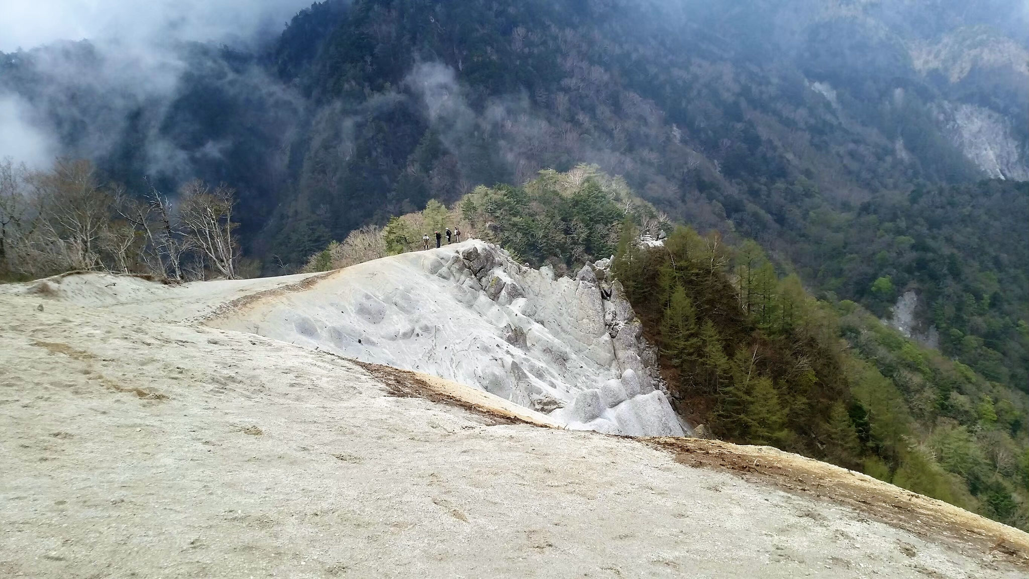広々とした山頂