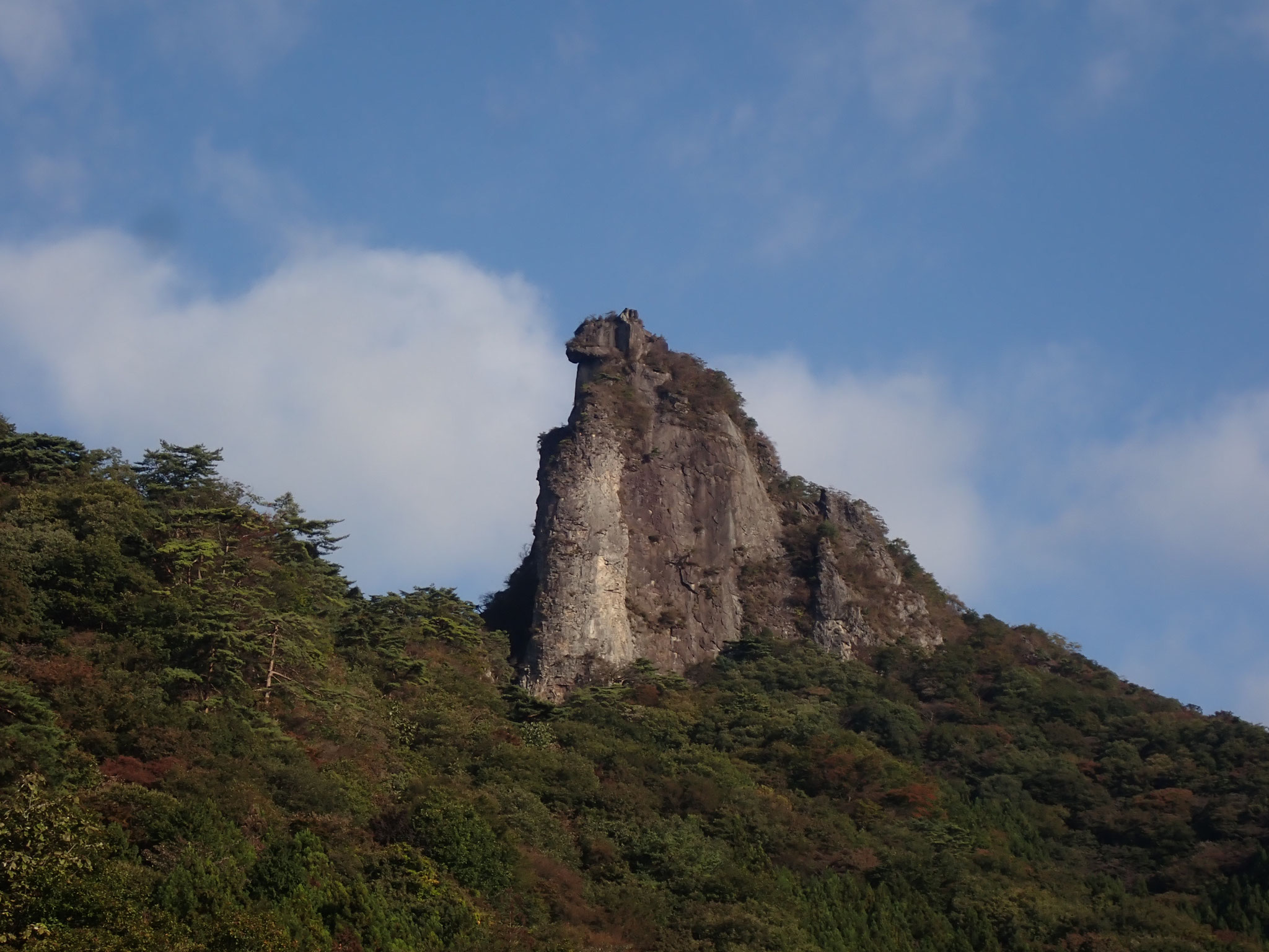 子持山のシンボル獅子岩
