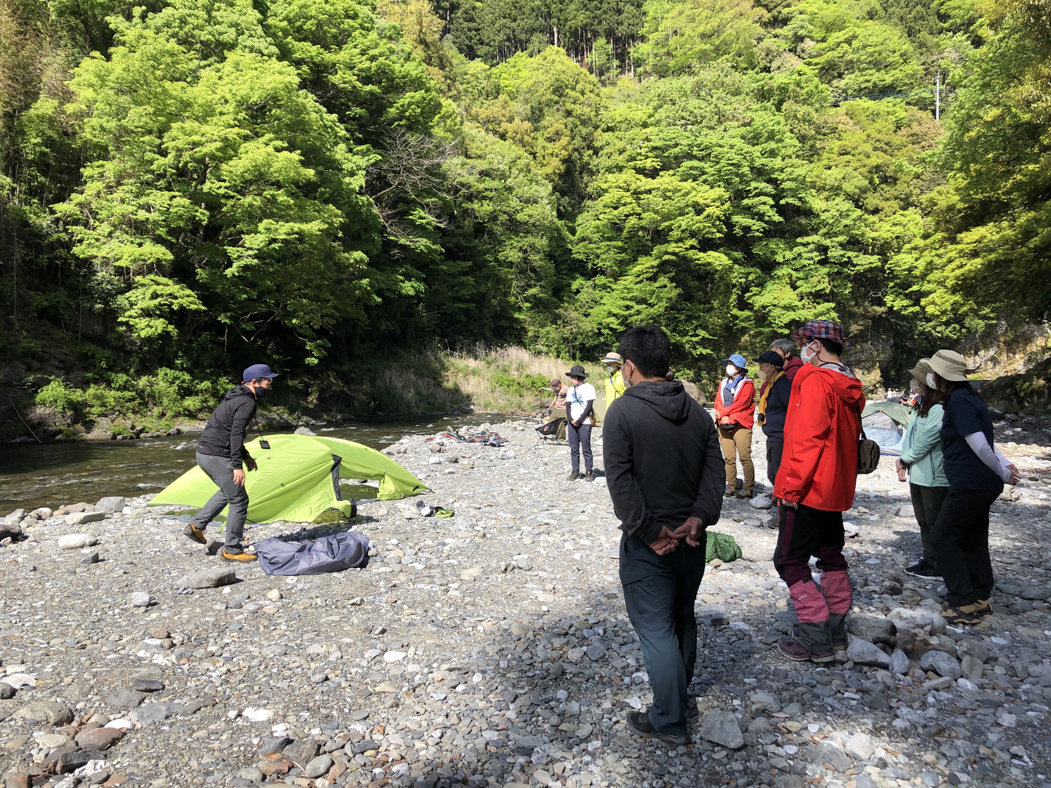 吊り下げ式テントの張り方についてレクチャー