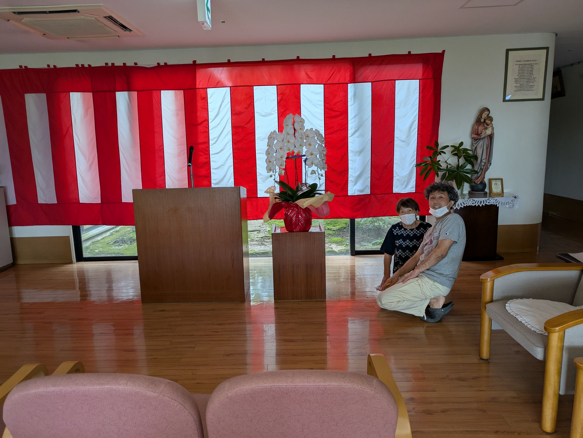 式典会場（玄関ホール）準備中です。