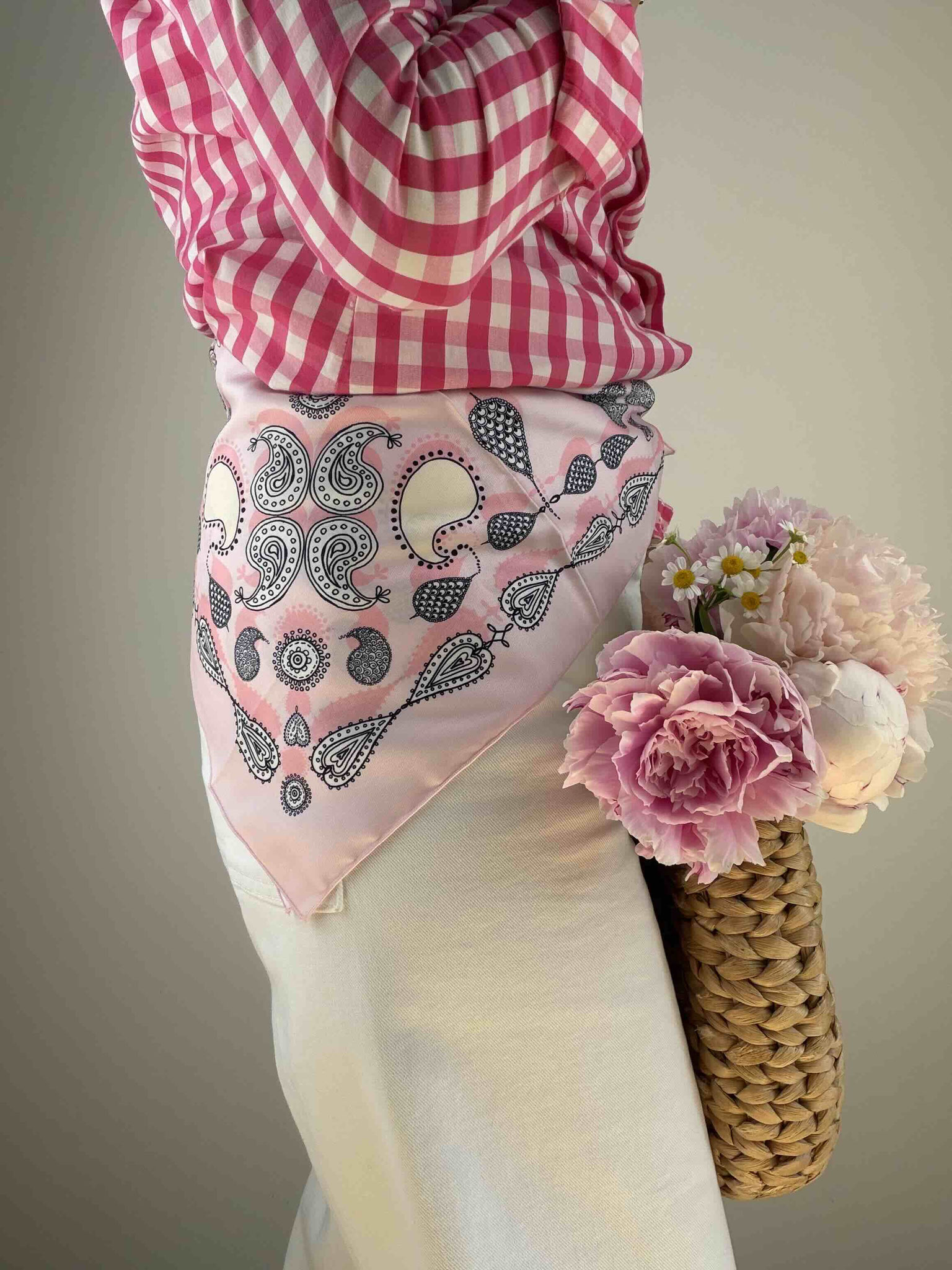 Carré Soleil Rose, à porter différemment