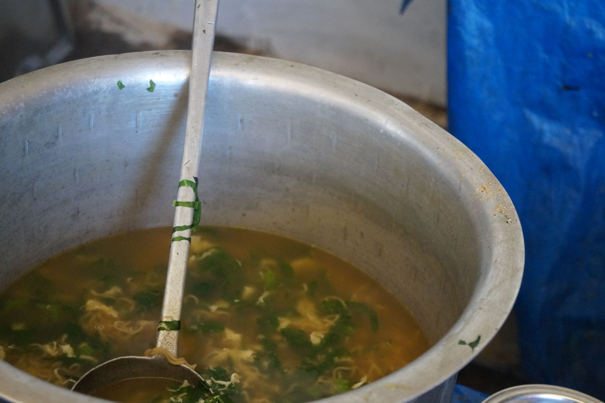 Suppe mit Gemüse aus dem schuleigenen Garten