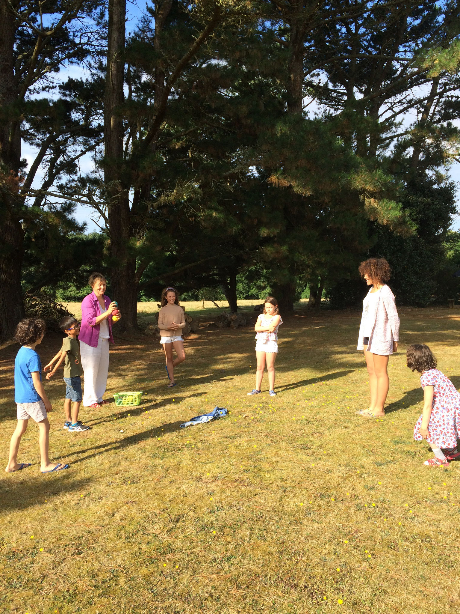 Vocalises avec une balle, dans le jardin