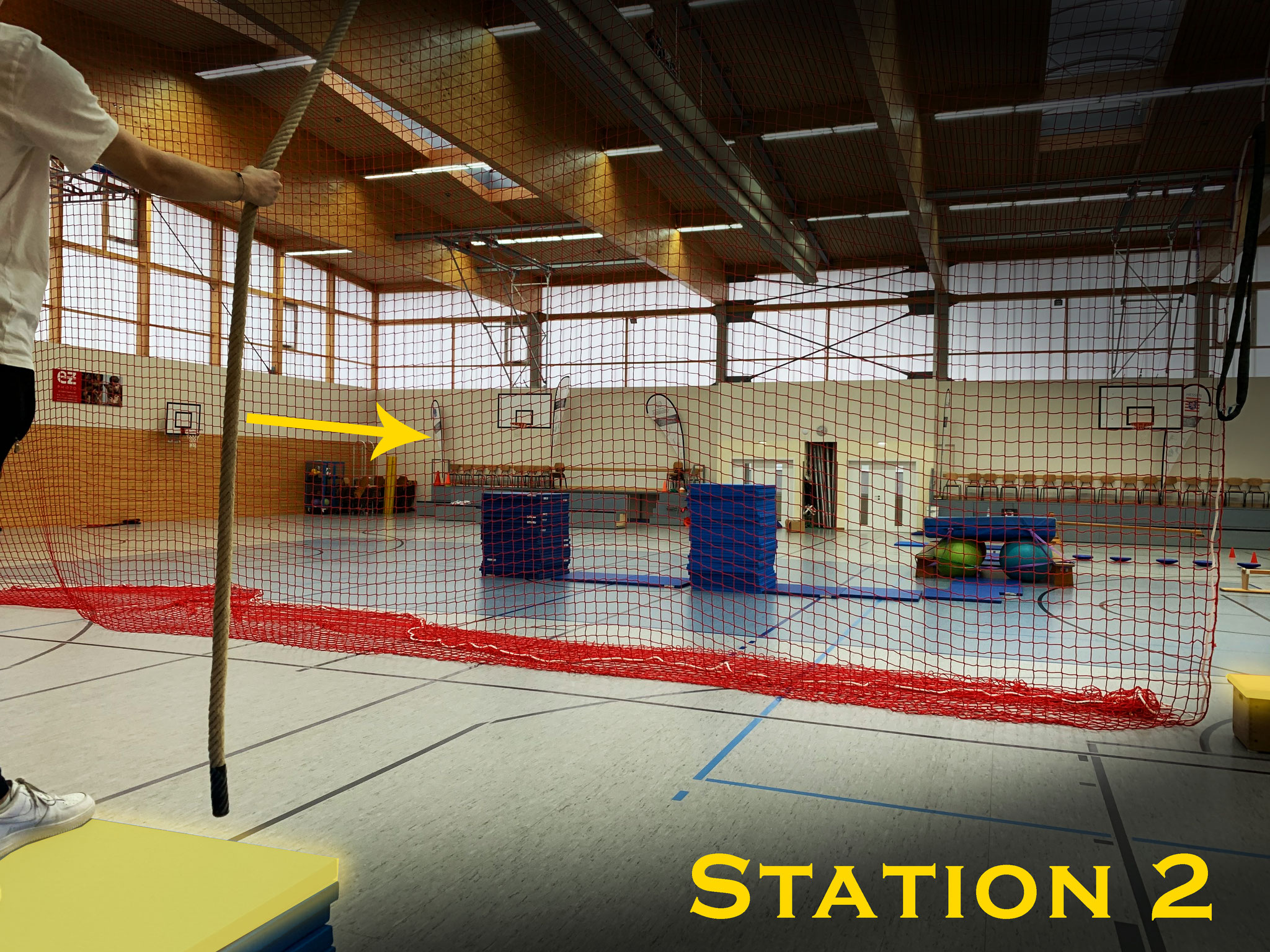 Station 2: Schwinge mit dem Seil an das große Netz ...